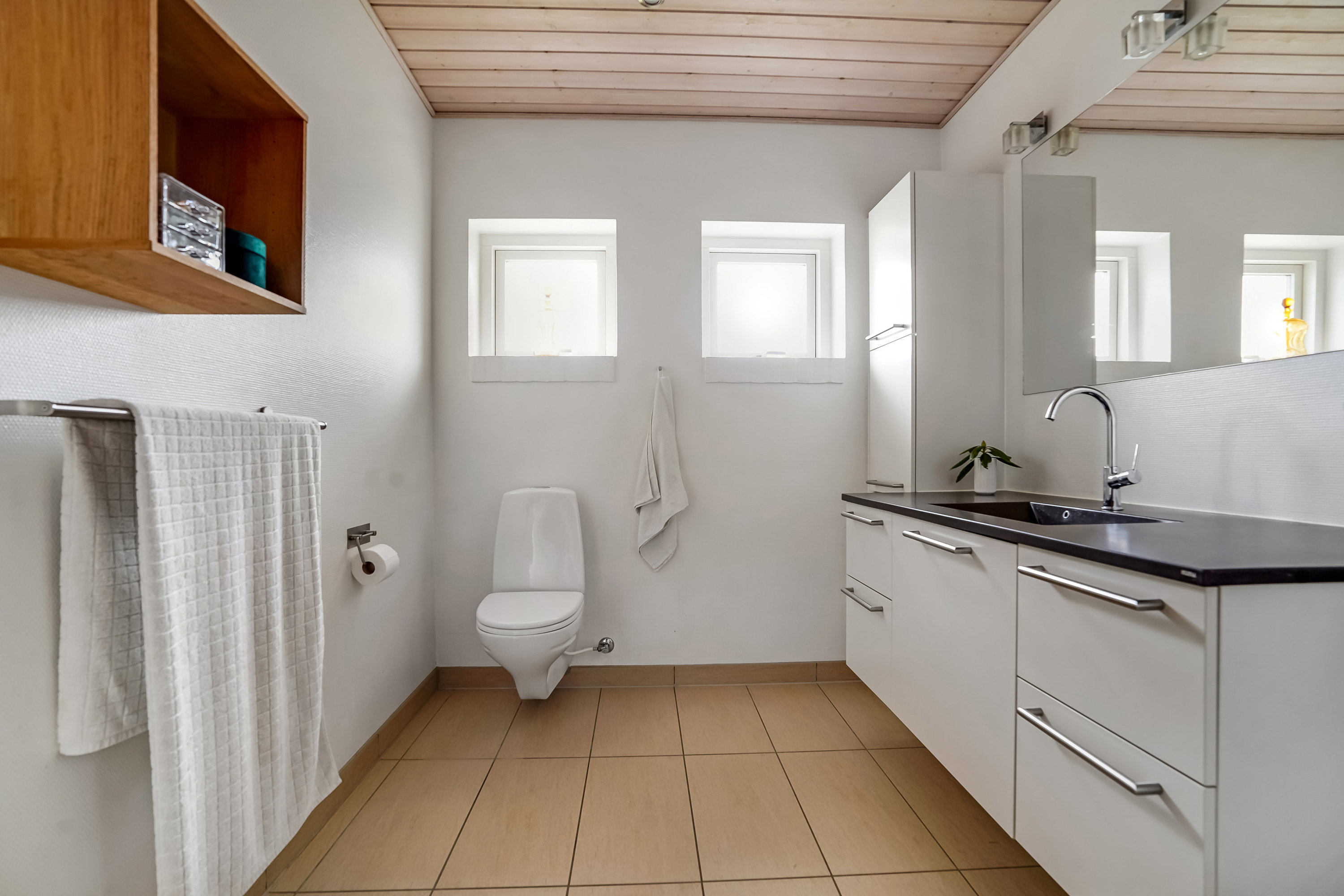 Fremhævet toilet billede i fuldskærmstilstand. Billede af Bytoften 27, Sdr Vissing, 8740 Brædstrup