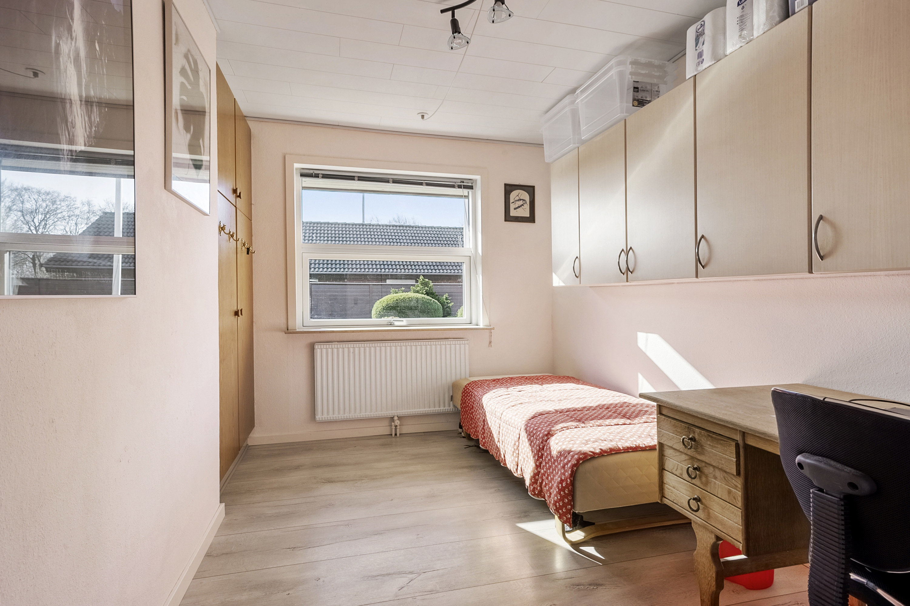 Fremhævet soveværelse billede i fuldskærmstilstand. Billede af Egeparken 10, 6051 Almind