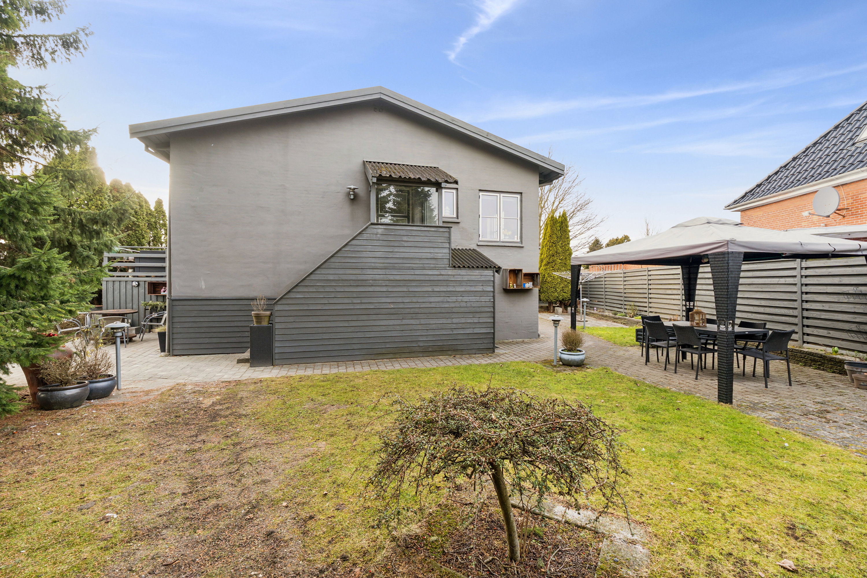 Fremhævet set fra haven billede i fuldskærmstilstand. Billede af Allingvej 42, 2650 Hvidovre