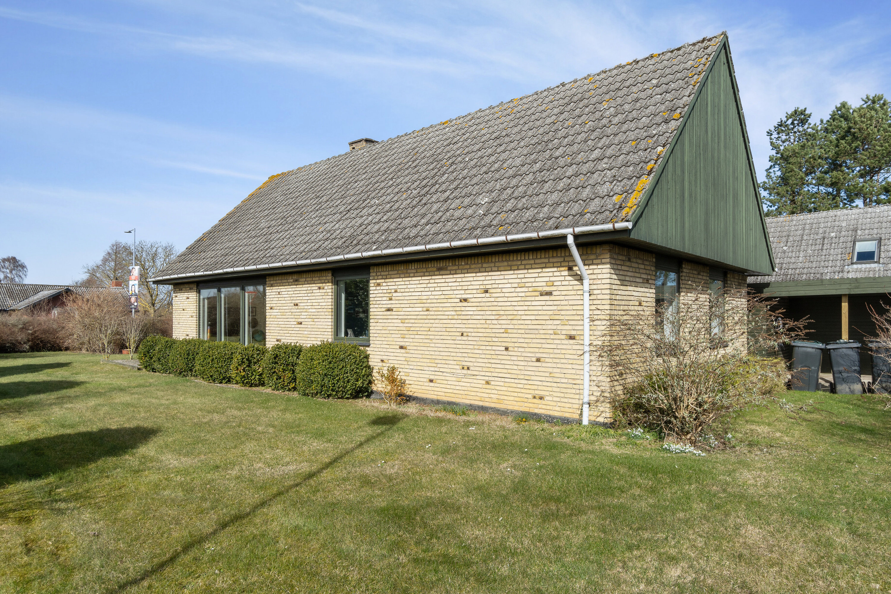 Fremhævet set fra haven billede i fuldskærmstilstand. Billede af Hesselbyvej 1A, 4230 Skælskør