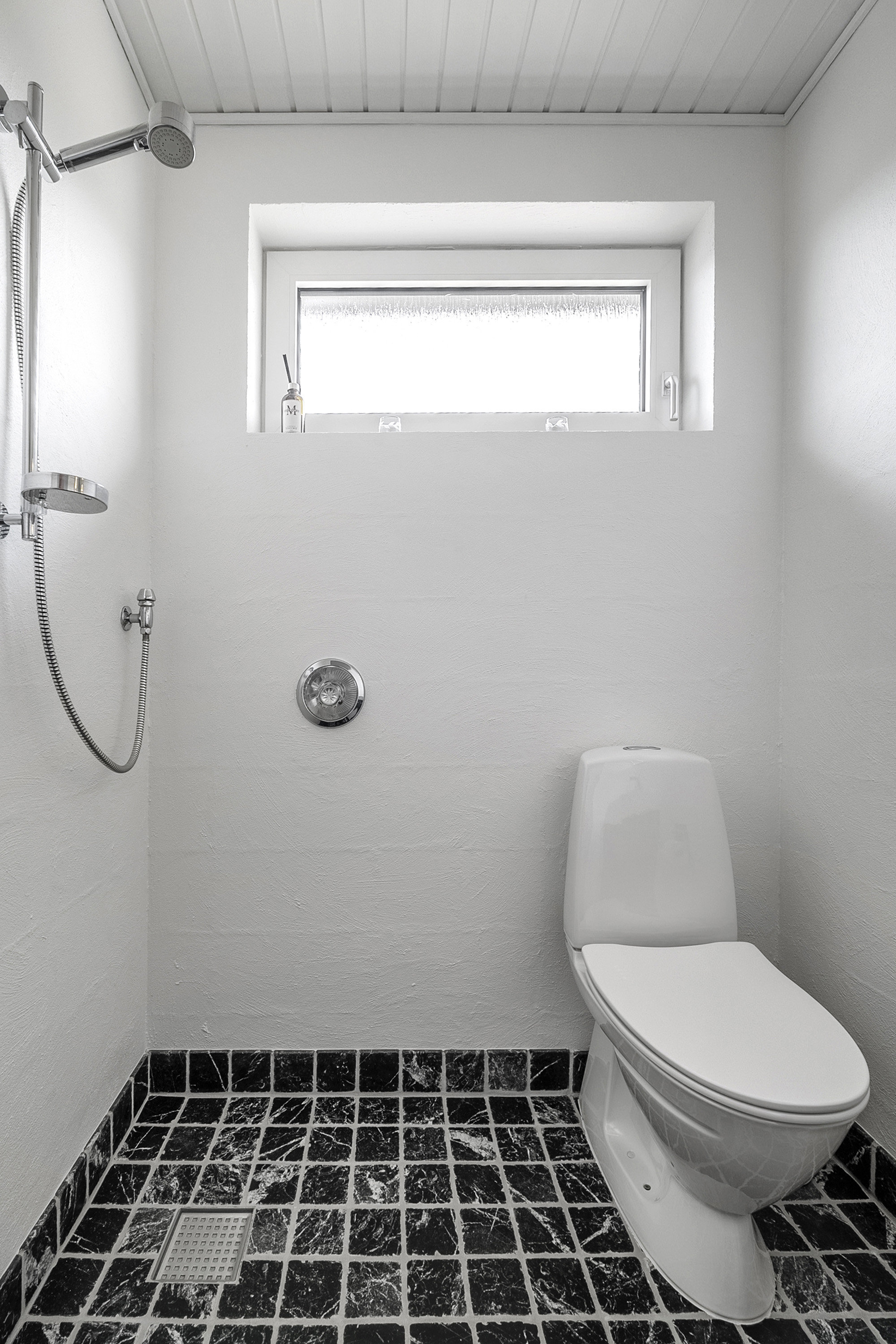 Fremhævet badeværelse billede i fuldskærmstilstand. Billede af Malurtvej 2, Vorupør, 7700 Thisted