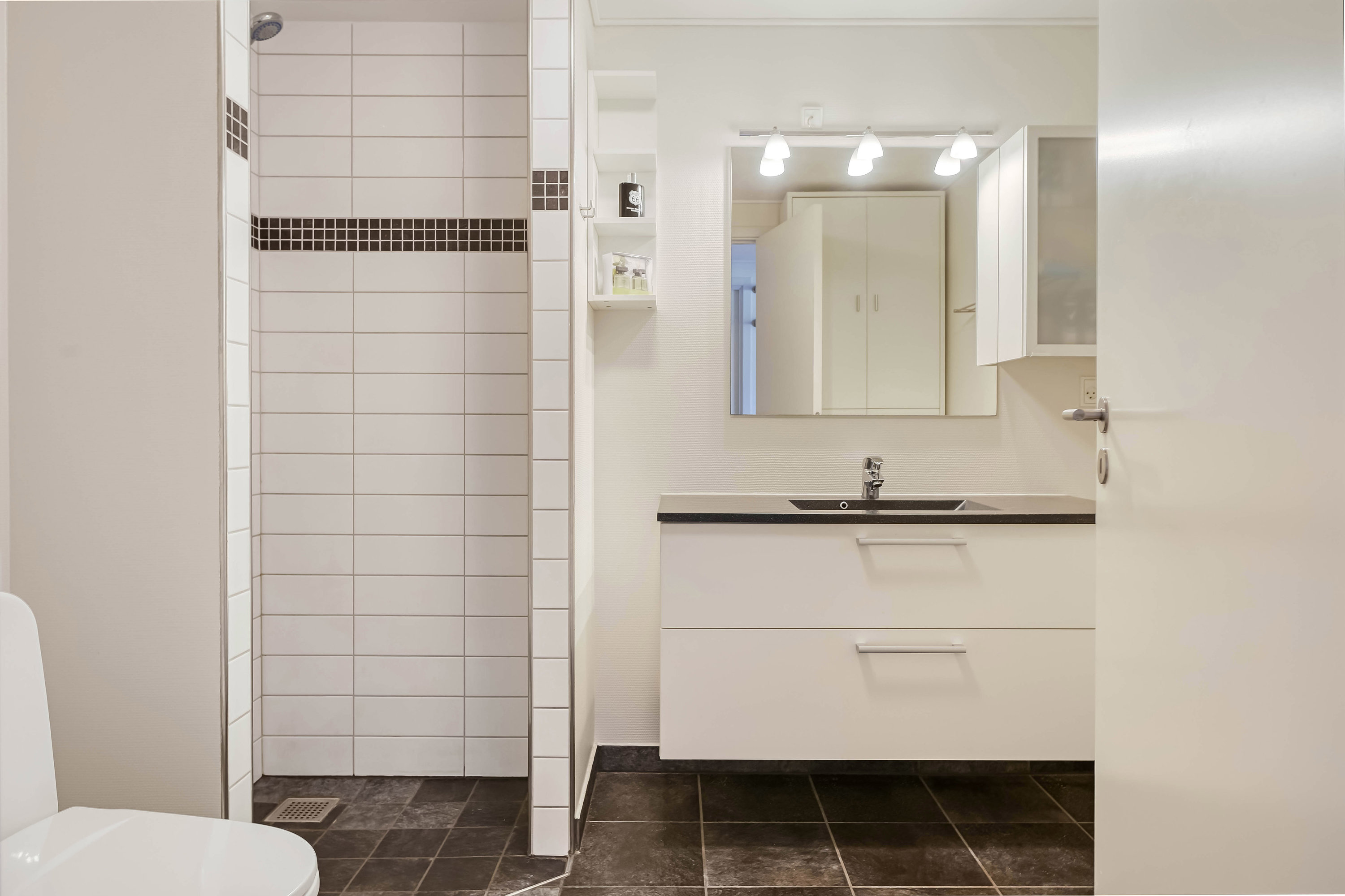 Fremhævet badeværelse billede i fuldskærmstilstand. Billede af Grundtvigs Alle 7, 1. mf., 6700 Esbjerg