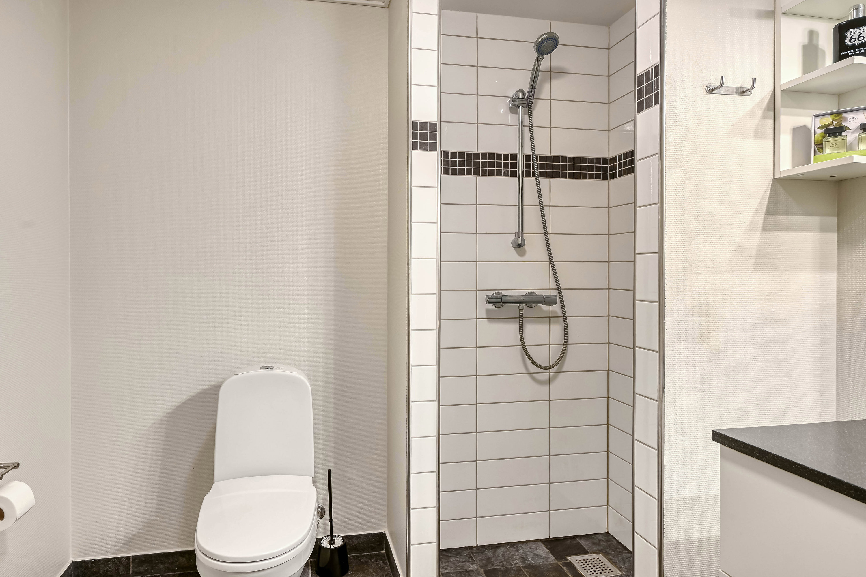 Fremhævet badeværelse billede i fuldskærmstilstand. Billede af Grundtvigs Alle 7, 1. mf., 6700 Esbjerg