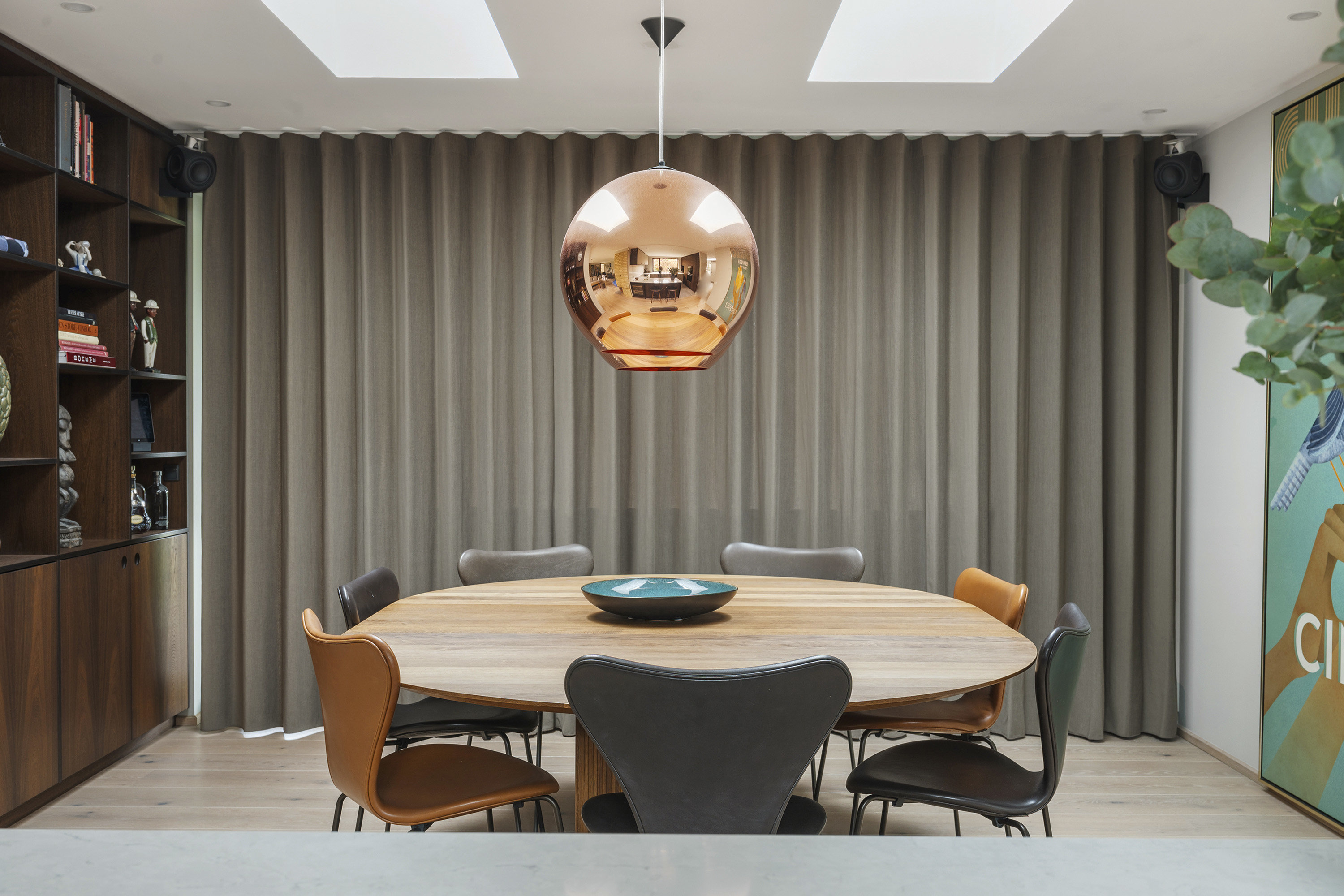 Fremhævet spisestue billede i fuldskærmstilstand. Billede af Ellehegnet 16, Trørød, 2950 Vedbæk