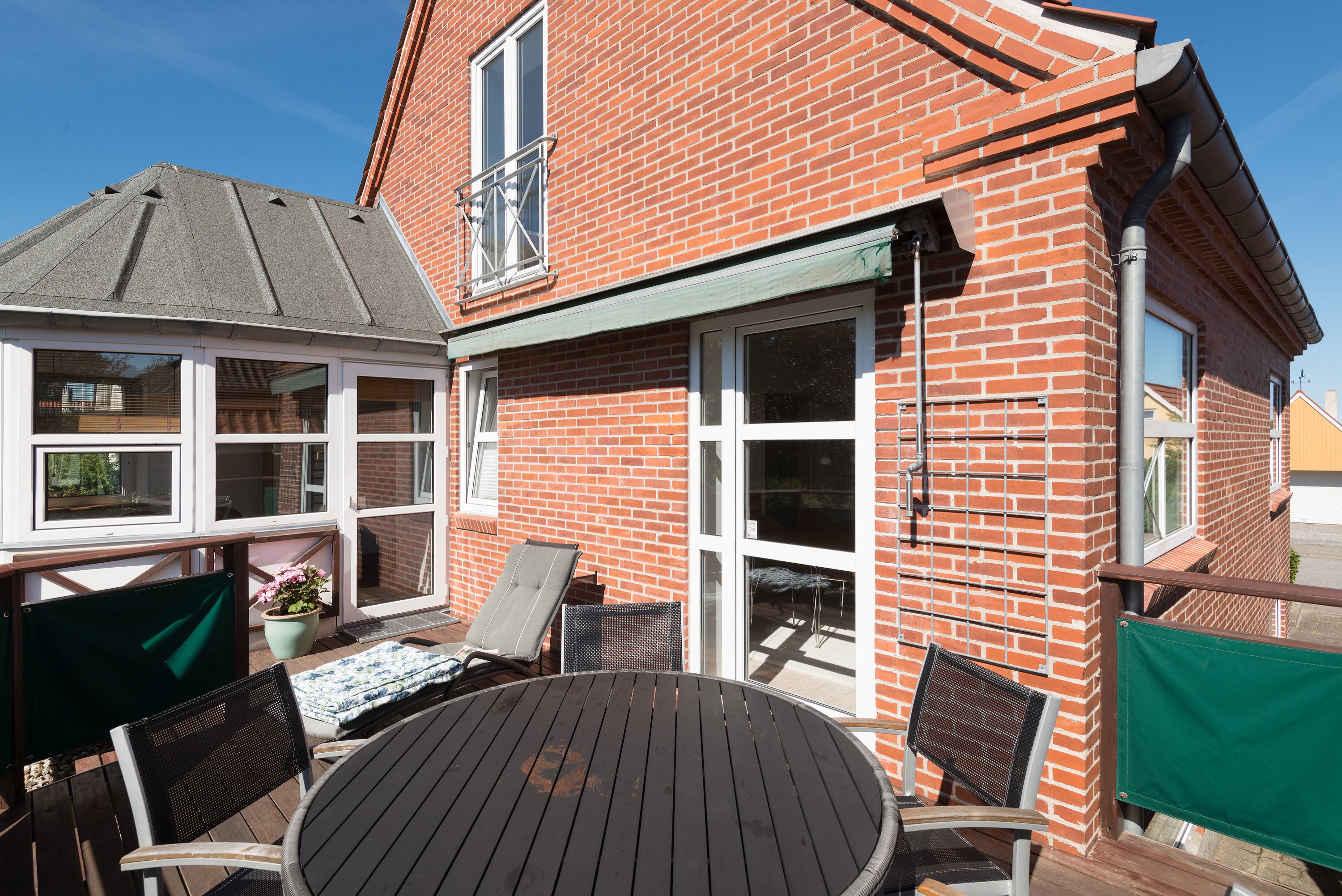 Fremhævet terrasse billede i fuldskærmstilstand. Billede af Rosevej 35, 9900 Frederikshavn