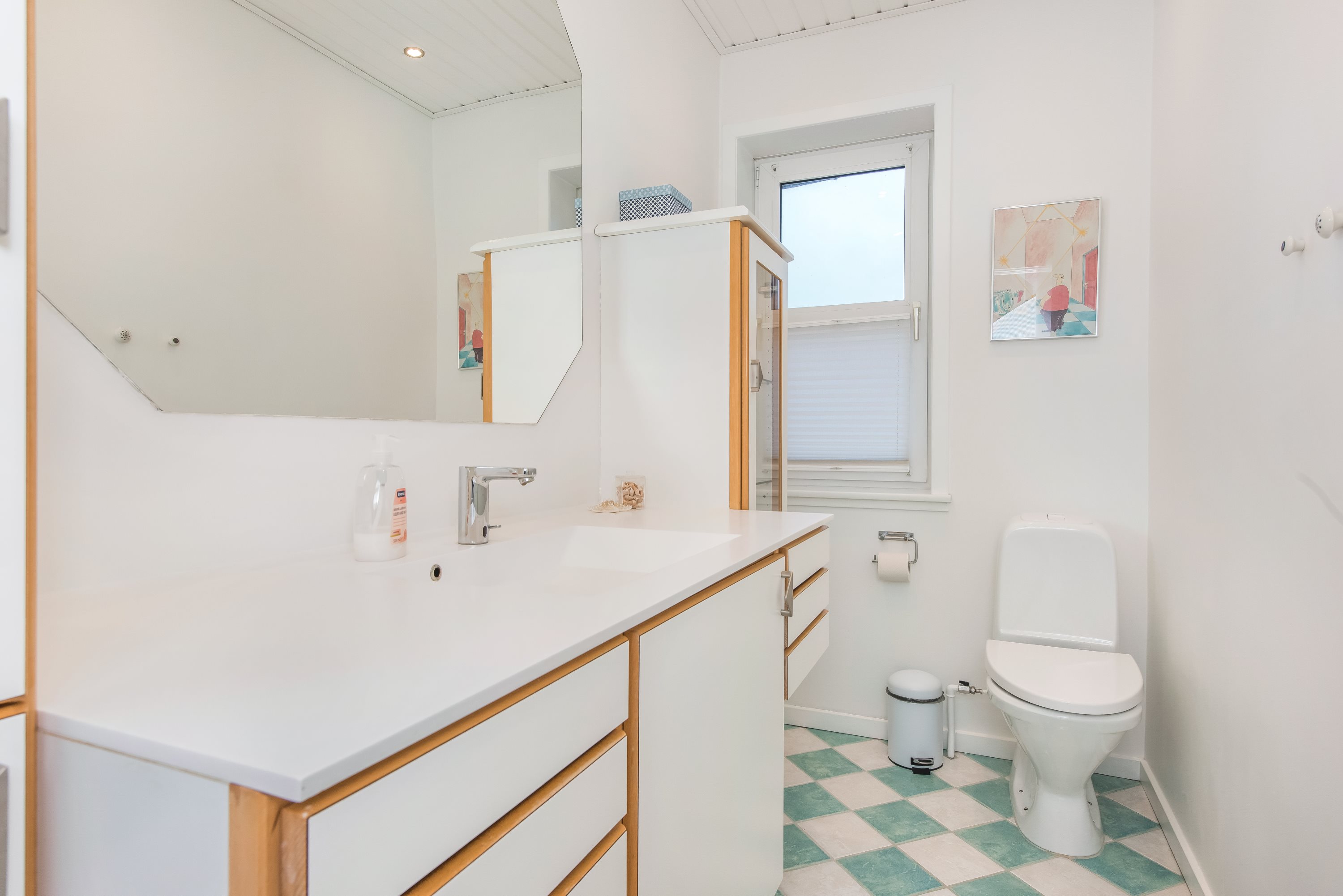 Fremhævet gæstetoilet billede i fuldskærmstilstand. Billede af Rosevej 35, 9900 Frederikshavn