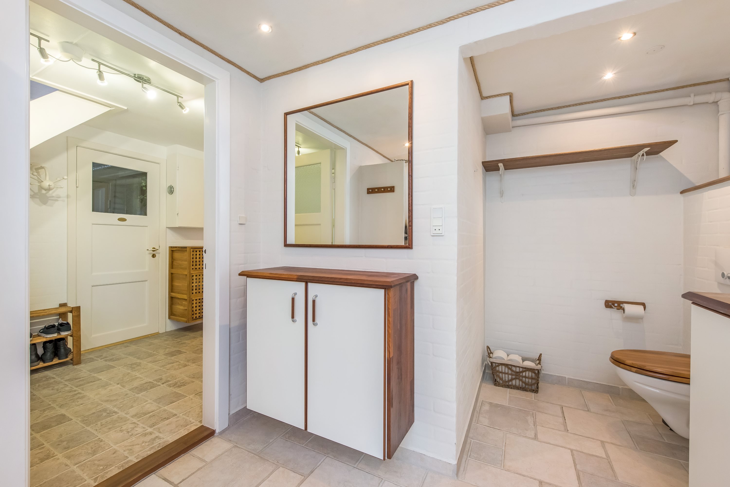 Fremhævet badeværelse billede i fuldskærmstilstand. Billede af Rosevej 35, 9900 Frederikshavn