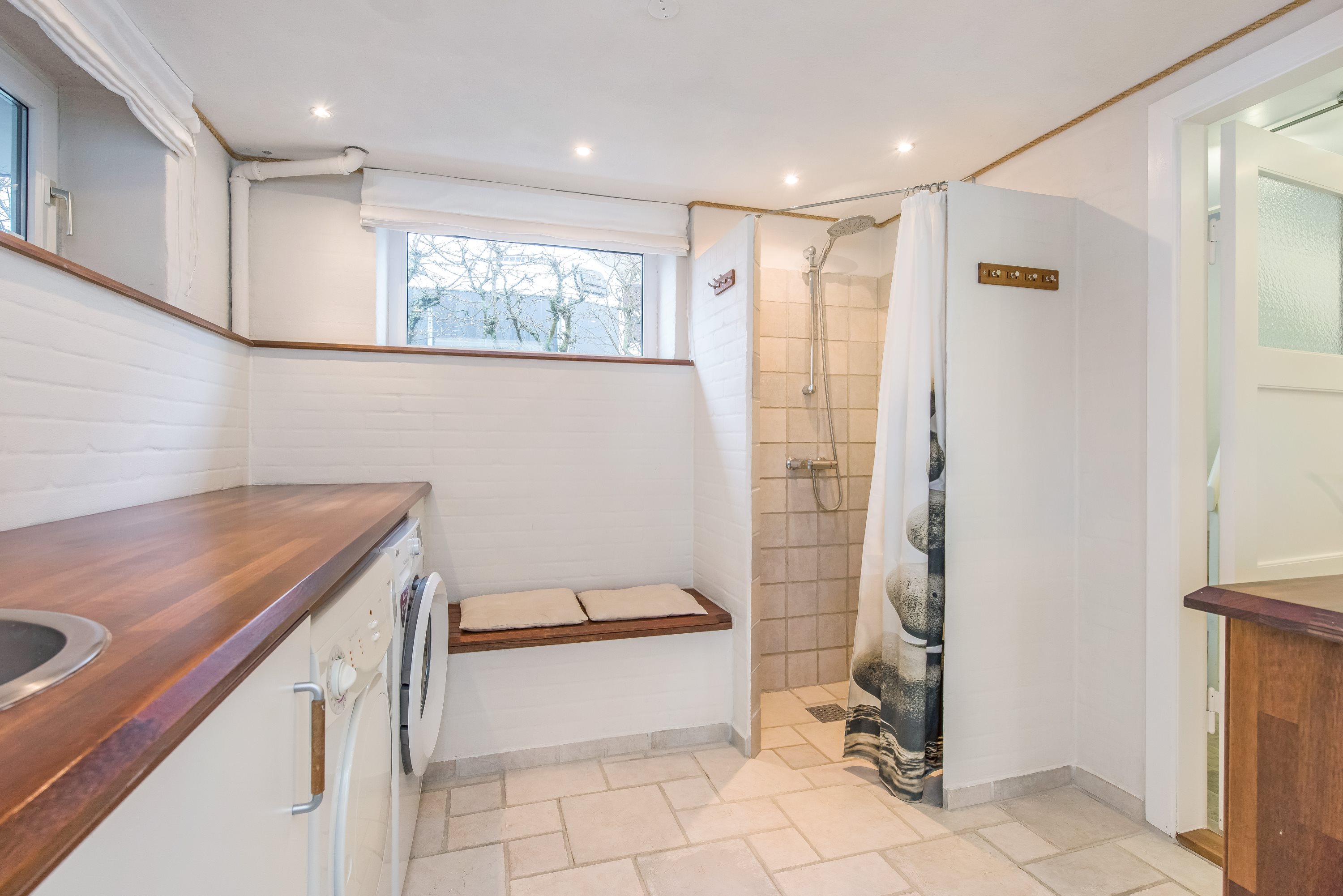 Fremhævet badeværelse billede i fuldskærmstilstand. Billede af Rosevej 35, 9900 Frederikshavn