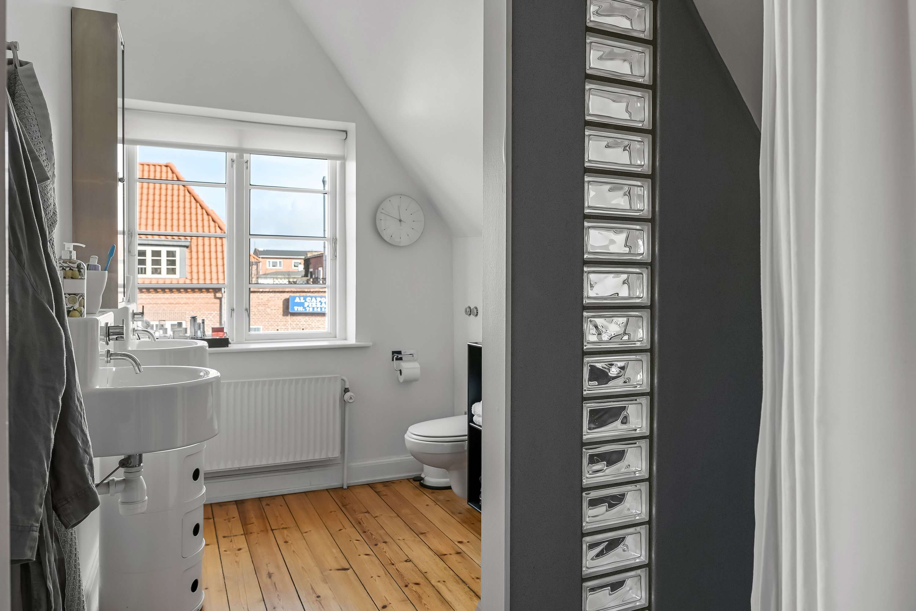 Fremhævet toilet billede i fuldskærmstilstand. Billede af Frodesgade 90, 6700 Esbjerg