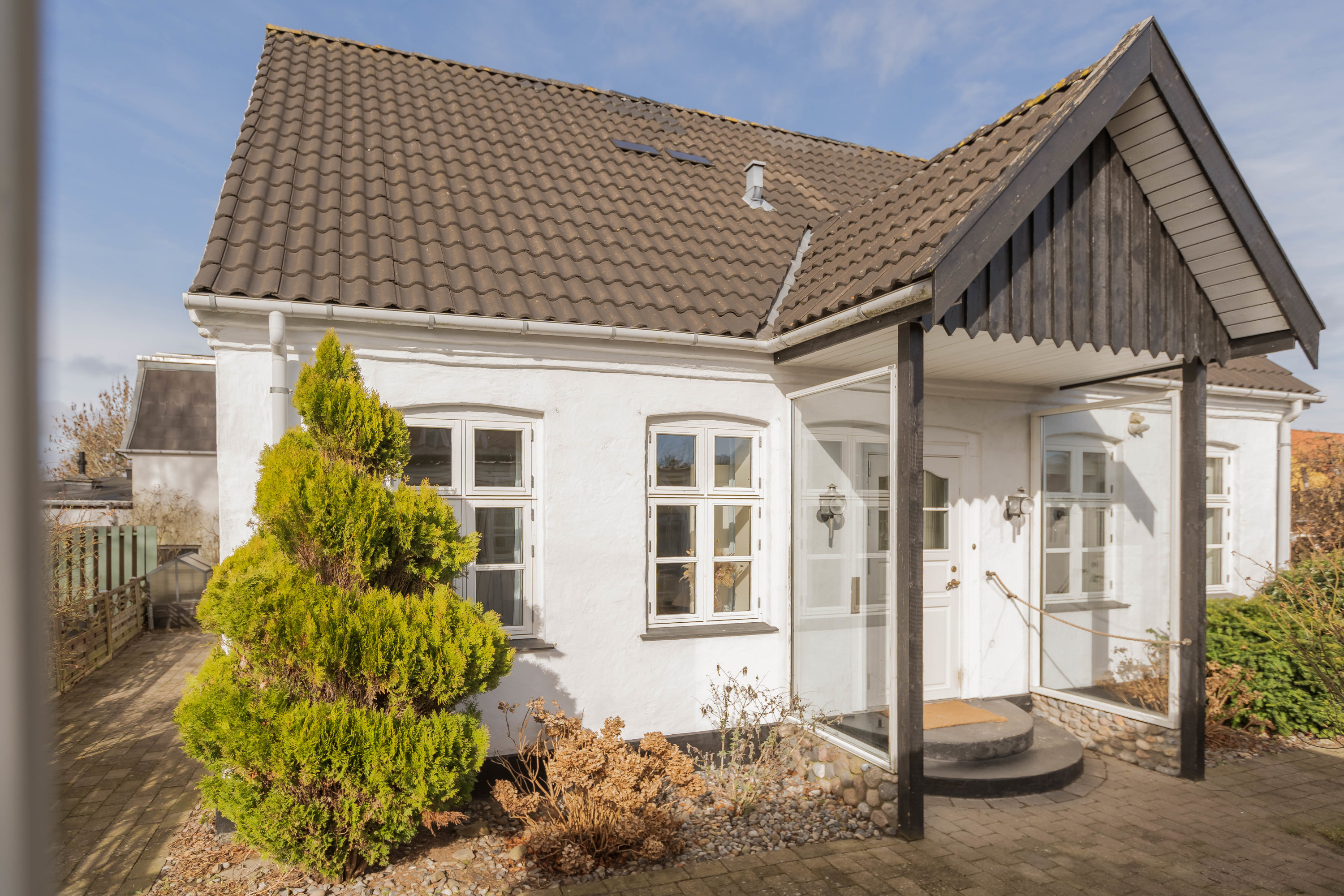 Fremhævet facade billede i fuldskærmstilstand. Billede af Hold-An Vej 14, 2750 Ballerup