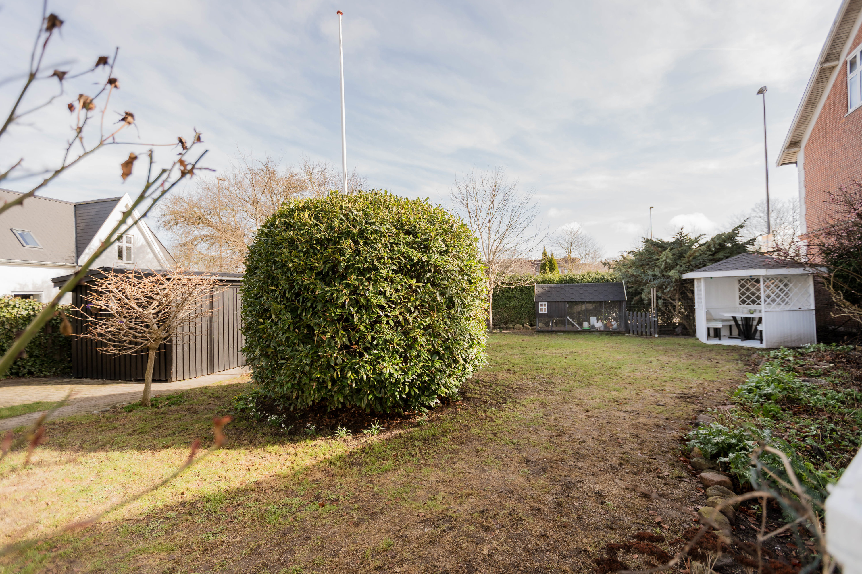 Fremhævet forhave billede i fuldskærmstilstand. Billede af Hold-An Vej 14, 2750 Ballerup