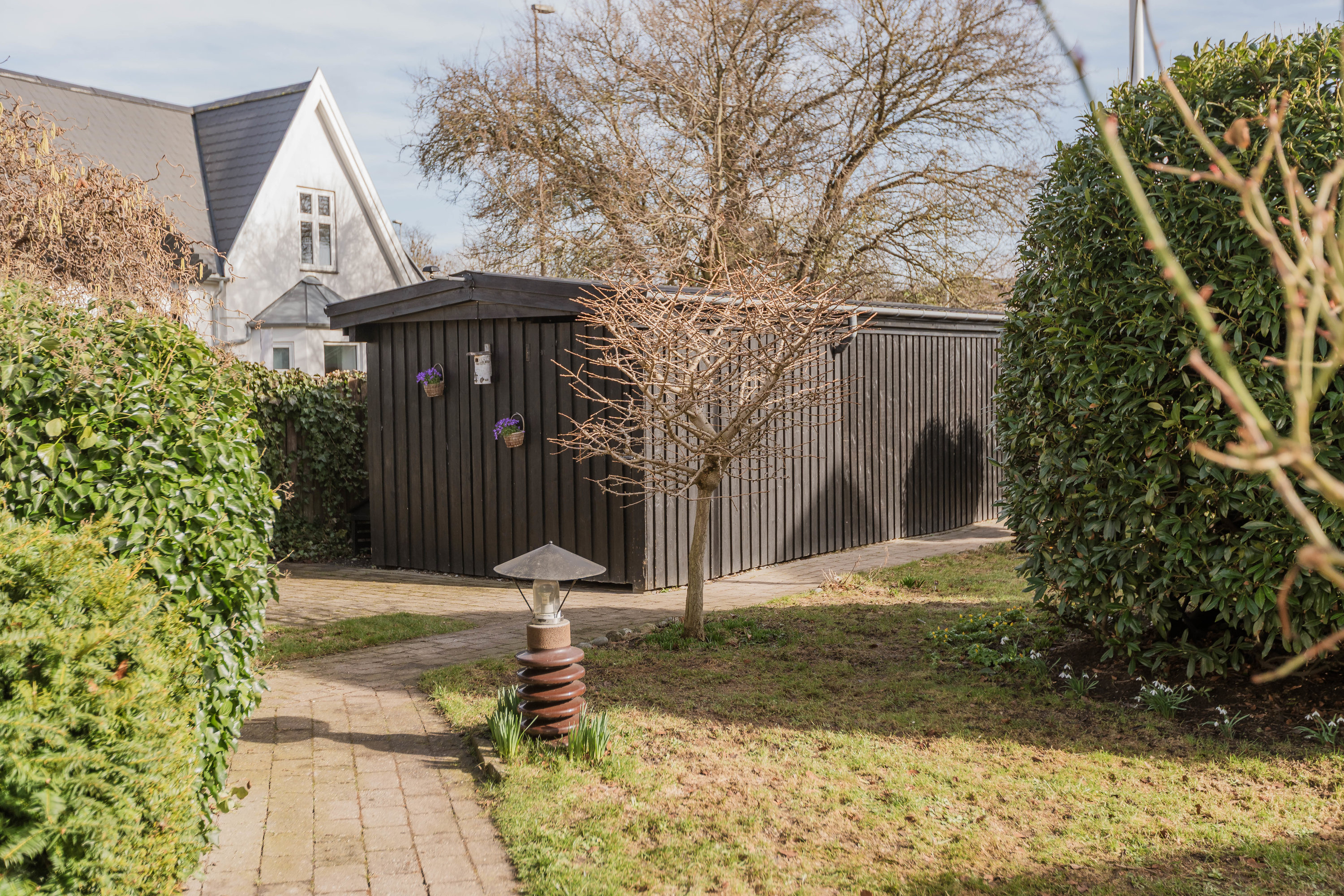 Fremhævet forhave billede i fuldskærmstilstand. Billede af Hold-An Vej 14, 2750 Ballerup