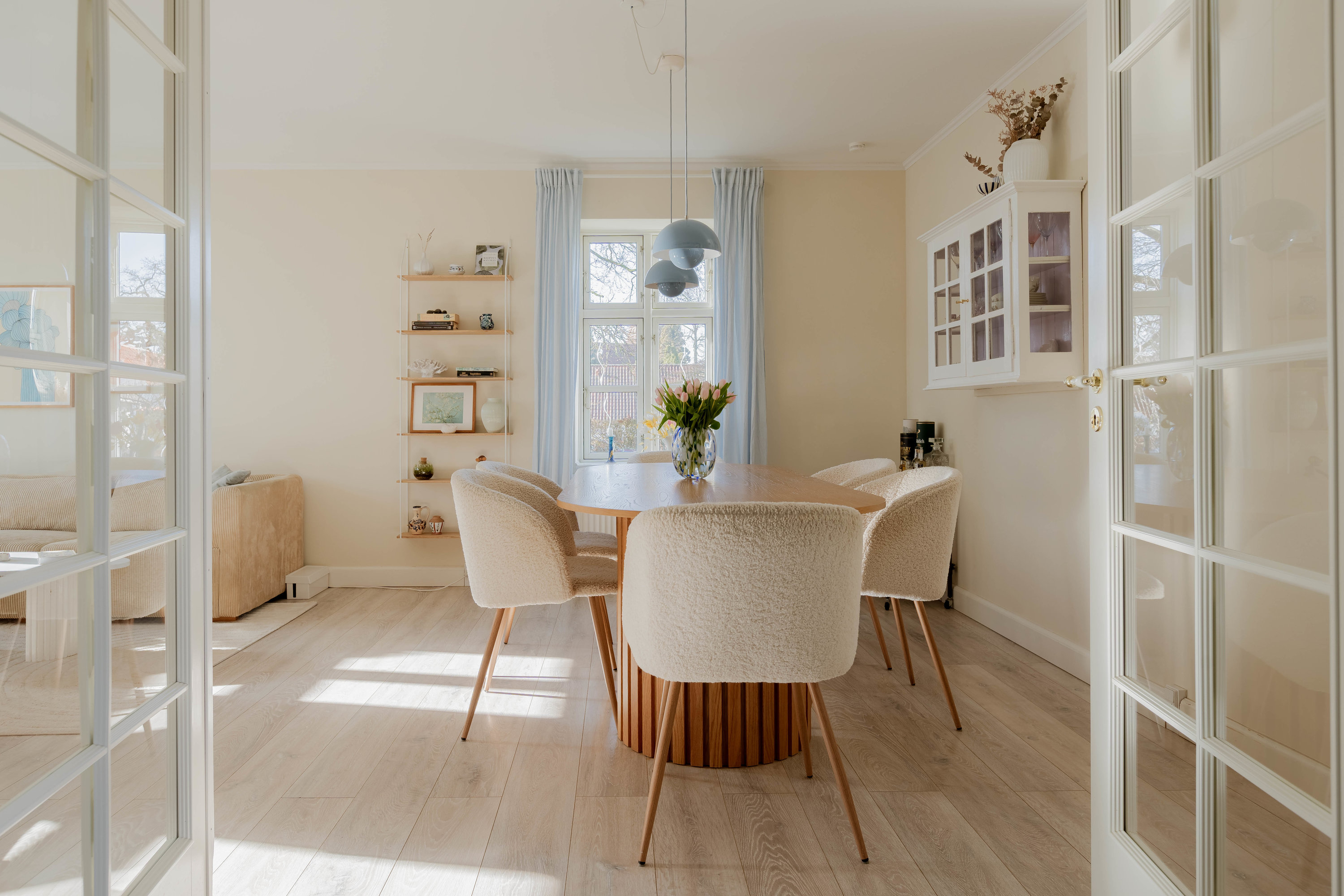 Fremhævet stue billede i fuldskærmstilstand. Billede af Hold-An Vej 14, 2750 Ballerup