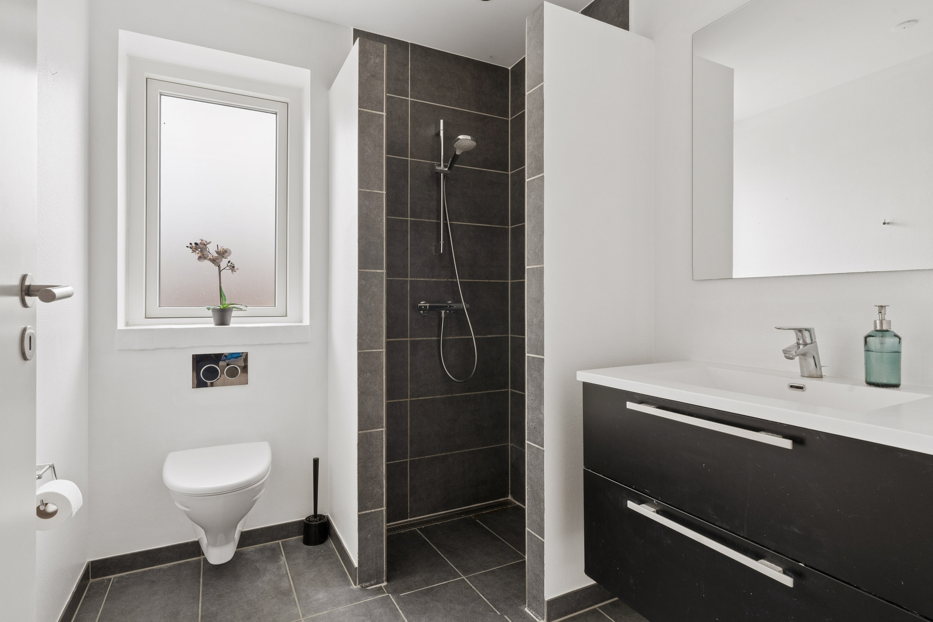 Fremhævet badeværelse billede i fuldskærmstilstand. Billede af Griegsvej 253, 9200 Aalborg SV