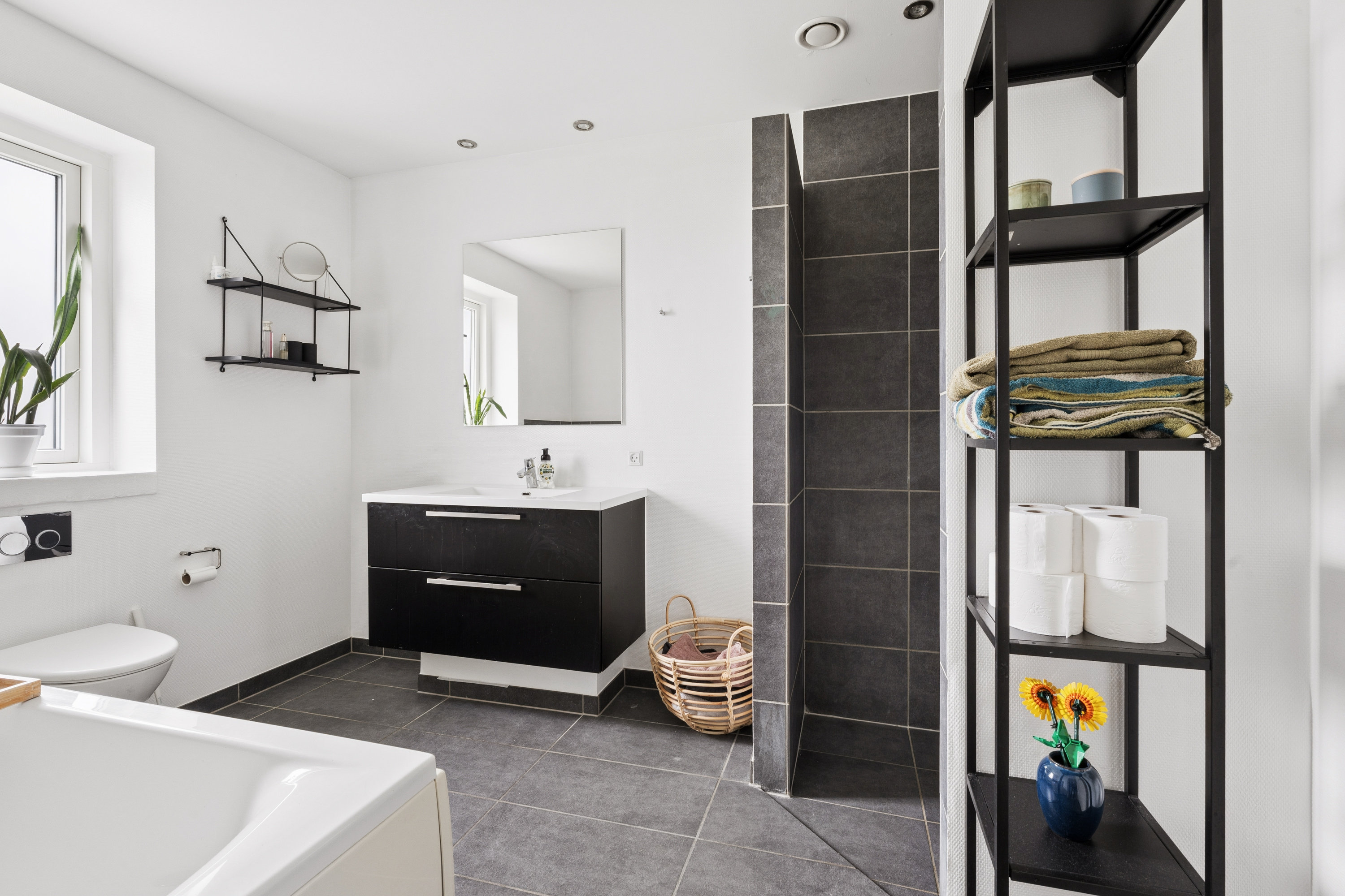 Fremhævet badeværelse billede i fuldskærmstilstand. Billede af Griegsvej 253, 9200 Aalborg SV