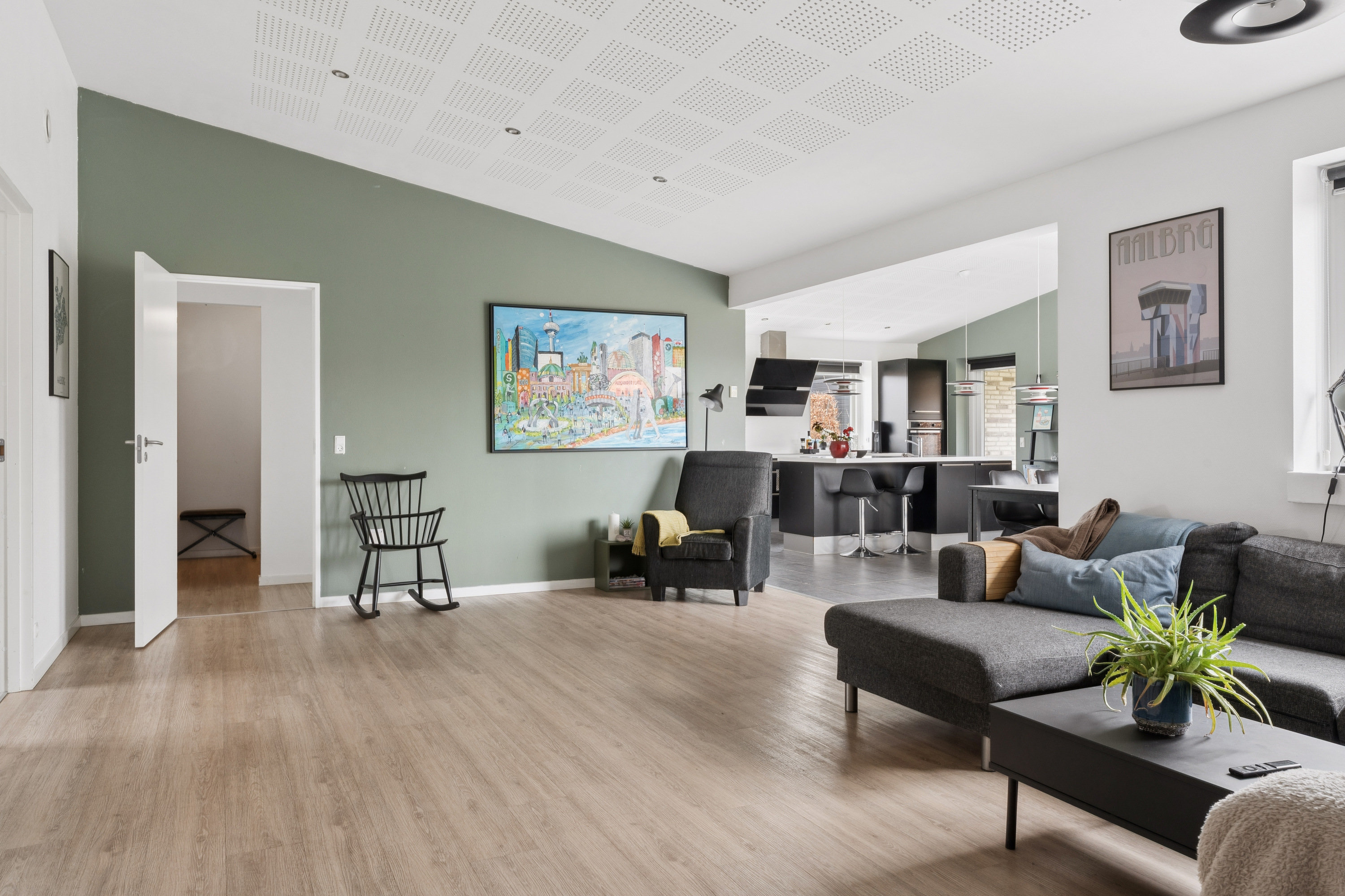 Fremhævet stue billede i fuldskærmstilstand. Billede af Griegsvej 253, 9200 Aalborg SV