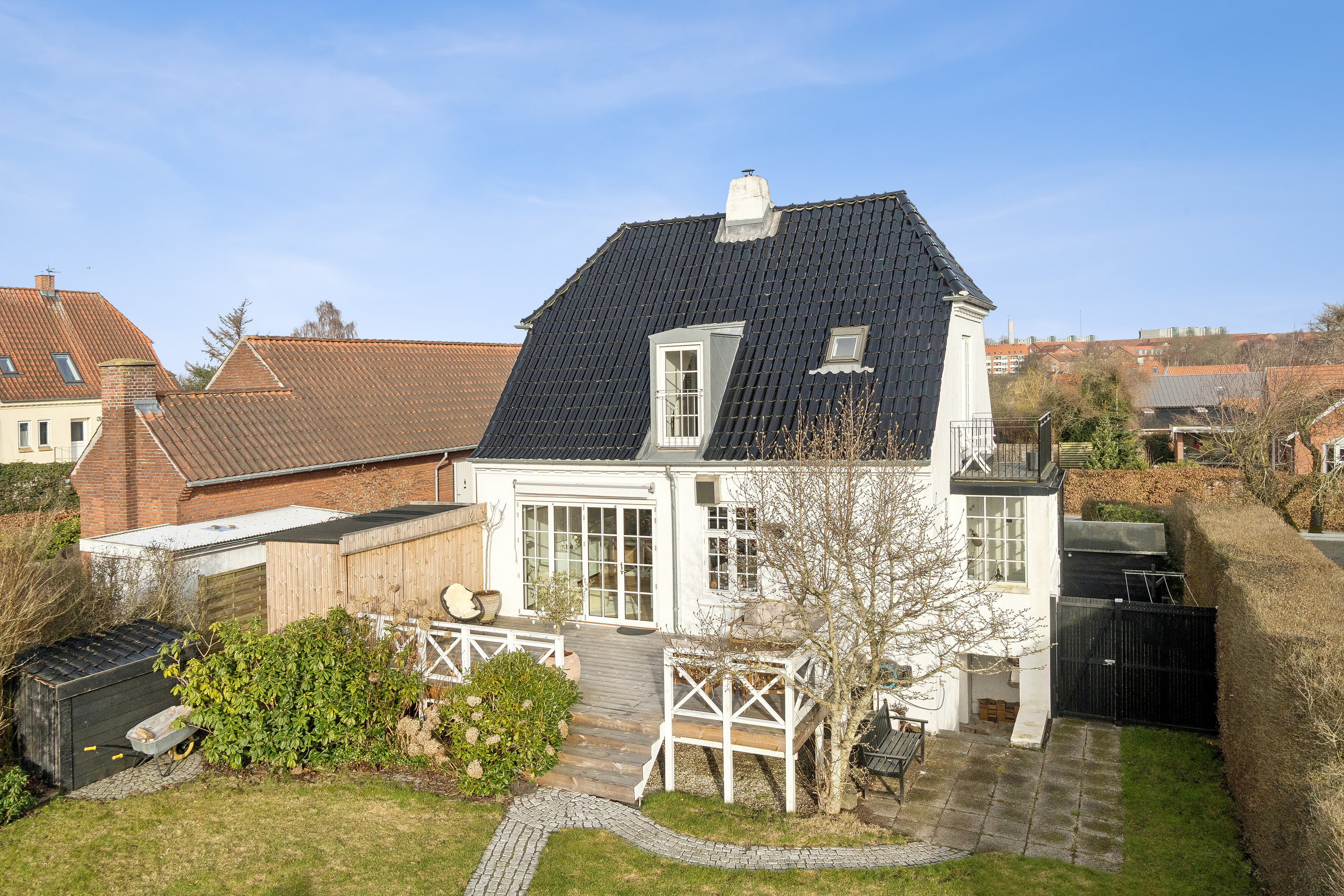 Fremhævet set fra haven billede i fuldskærmstilstand. Billede af Rolfsgade 13, 8260 Viby J