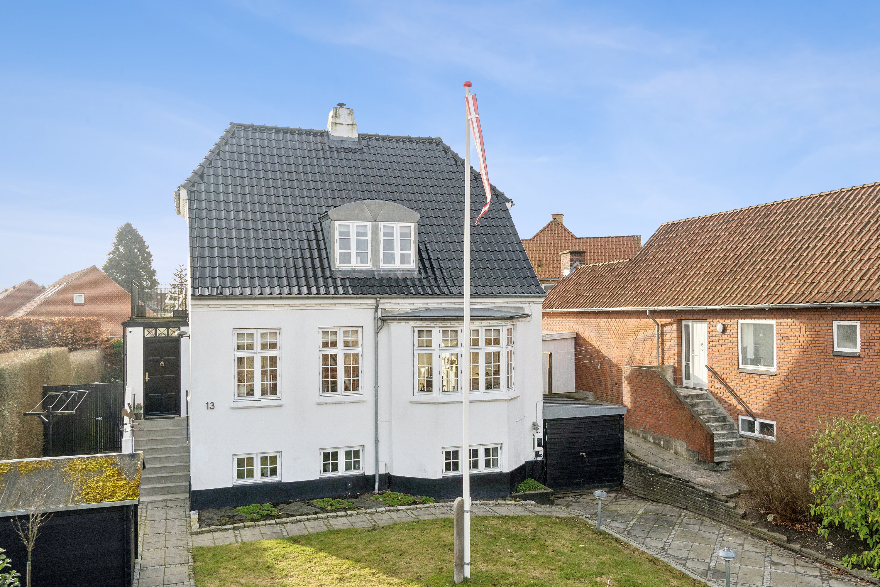 Fremhævet set fra haven billede i fuldskærmstilstand. Billede af Rolfsgade 13, 8260 Viby J