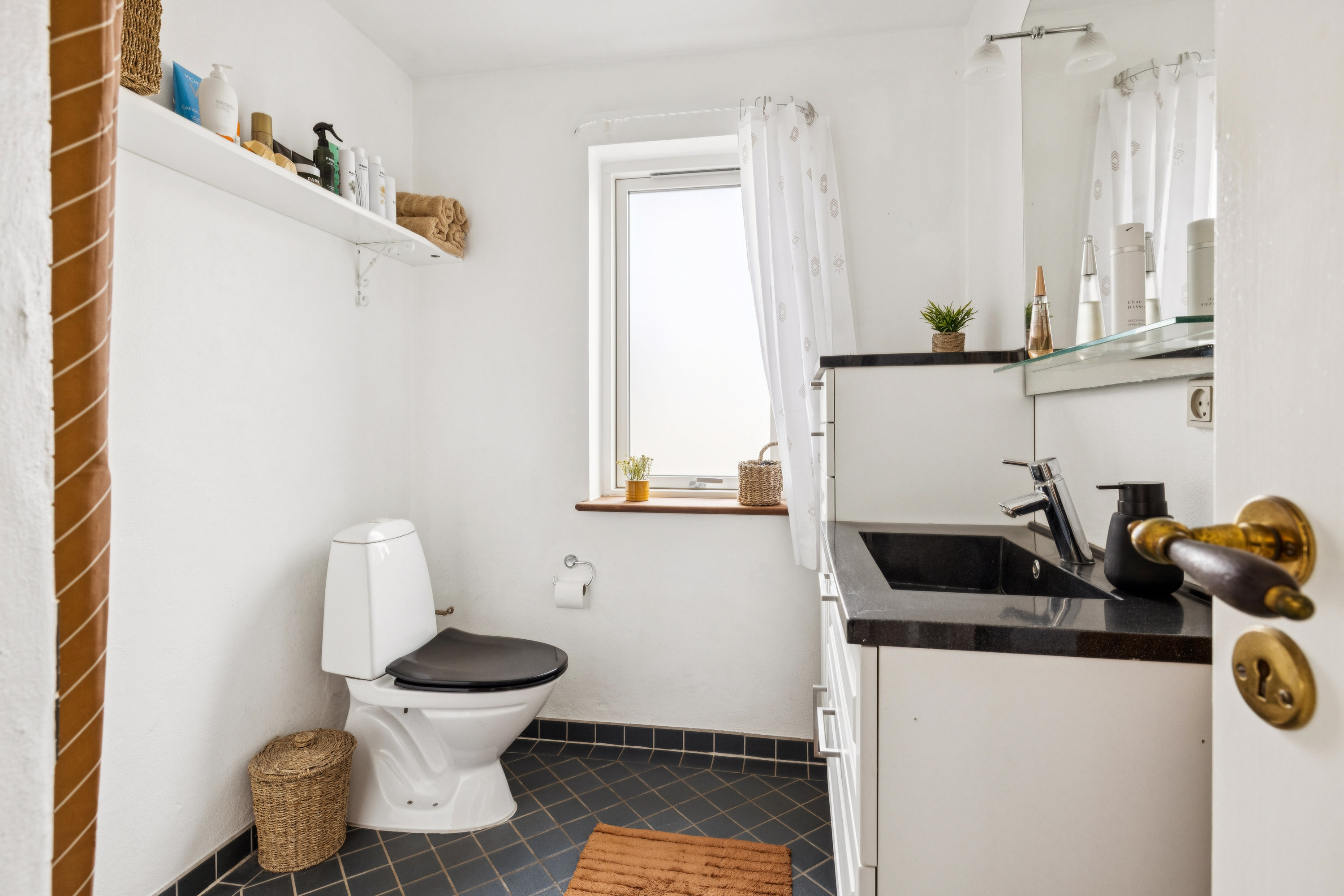 Fremhævet badeværelse billede i fuldskærmstilstand. Billede af Havnevej 107, 8500 Grenaa