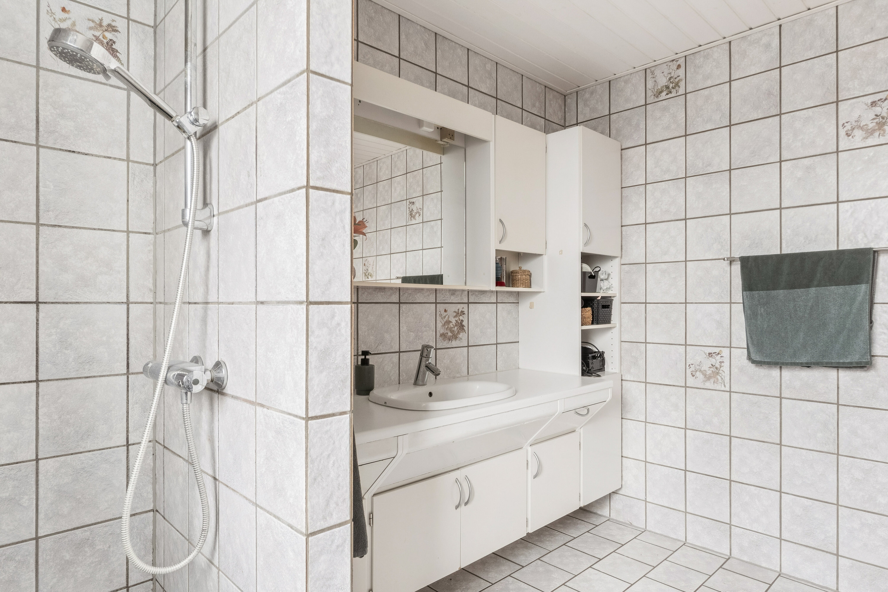 Fremhævet badeværelse billede i fuldskærmstilstand. Billede af Ulstedboparken 8, 9870 Sindal