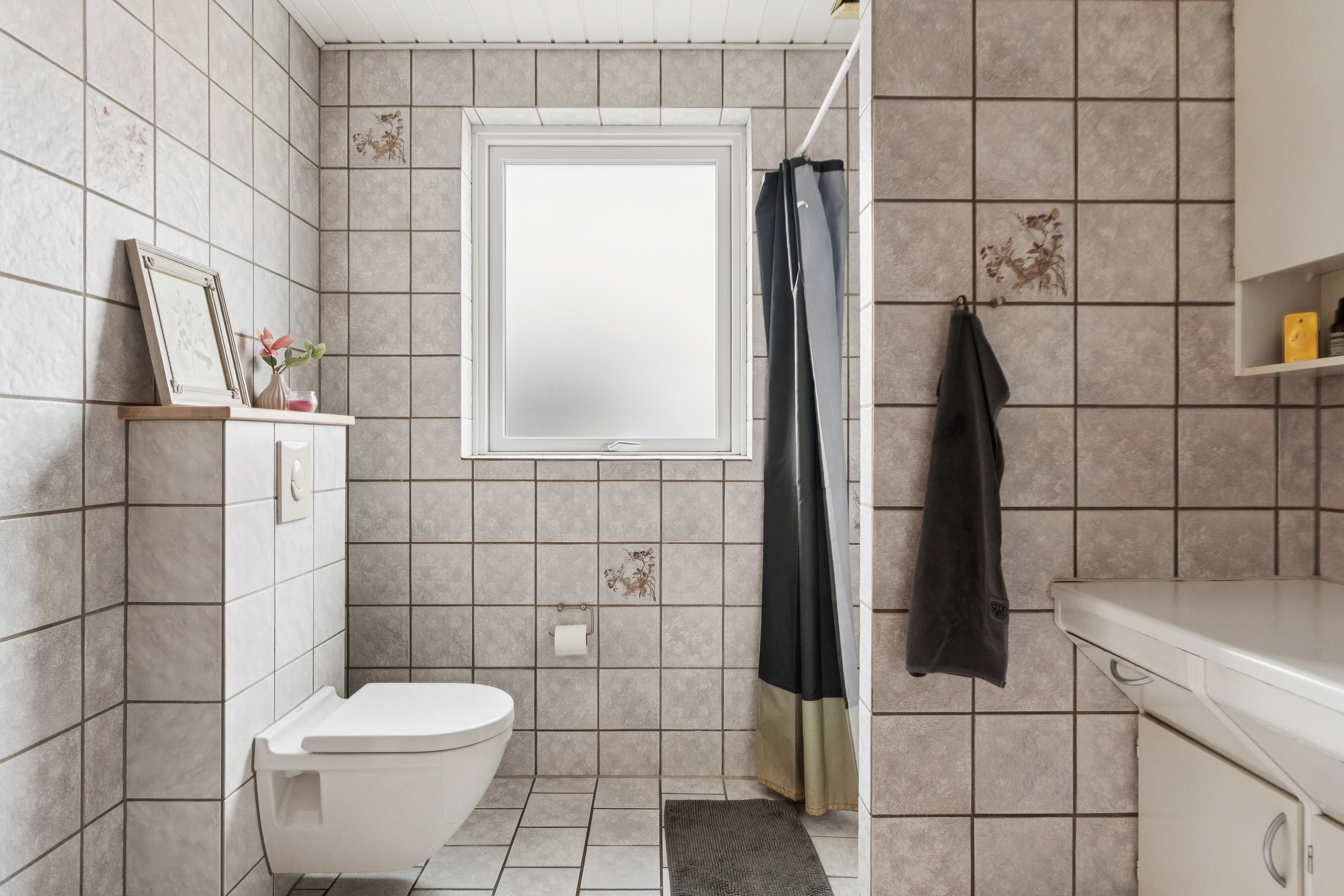 Fremhævet badeværelse billede i fuldskærmstilstand. Billede af Ulstedboparken 8, 9870 Sindal