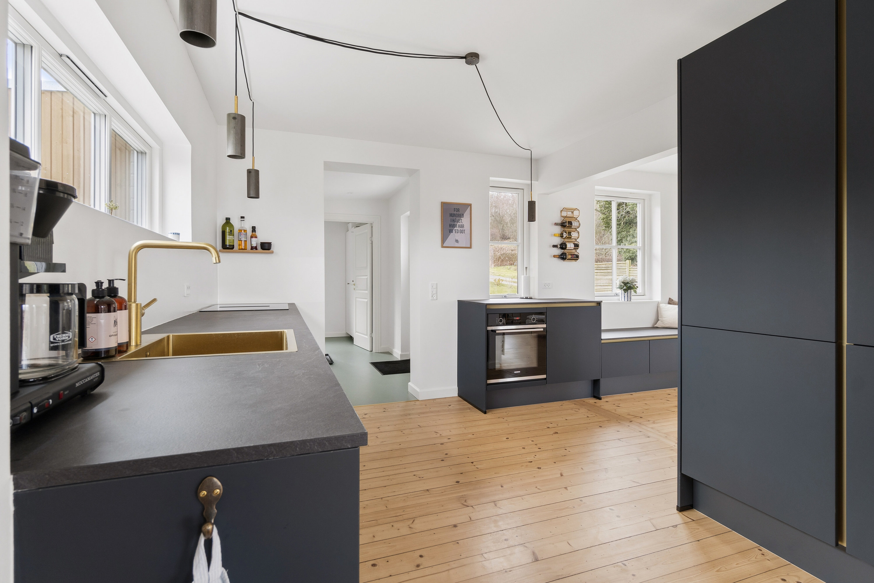 Fremhævet køkken billede i fuldskærmstilstand. Billede af Bølshavn 10, Bølshavn, 3740 Svaneke