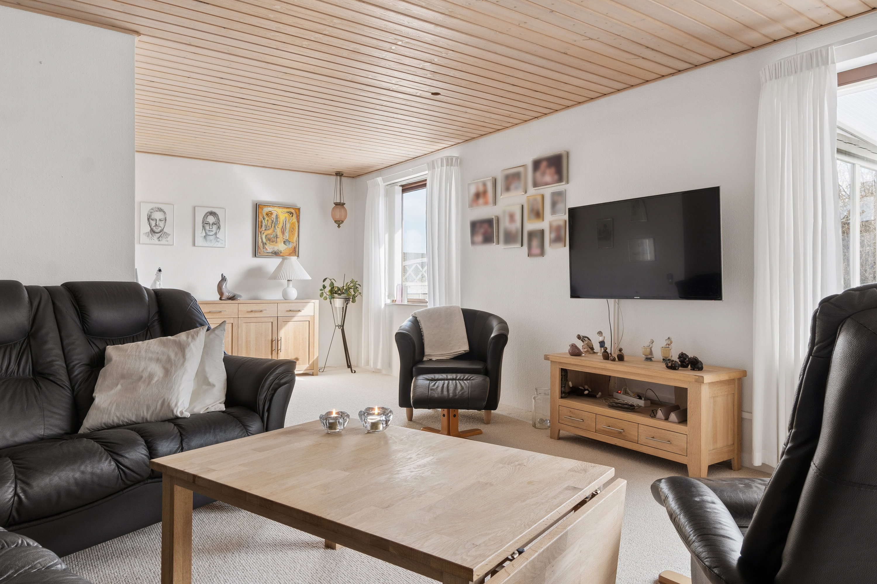 Fremhævet stue billede i fuldskærmstilstand. Billede af Femkløvervej 7, 3310 Ølsted