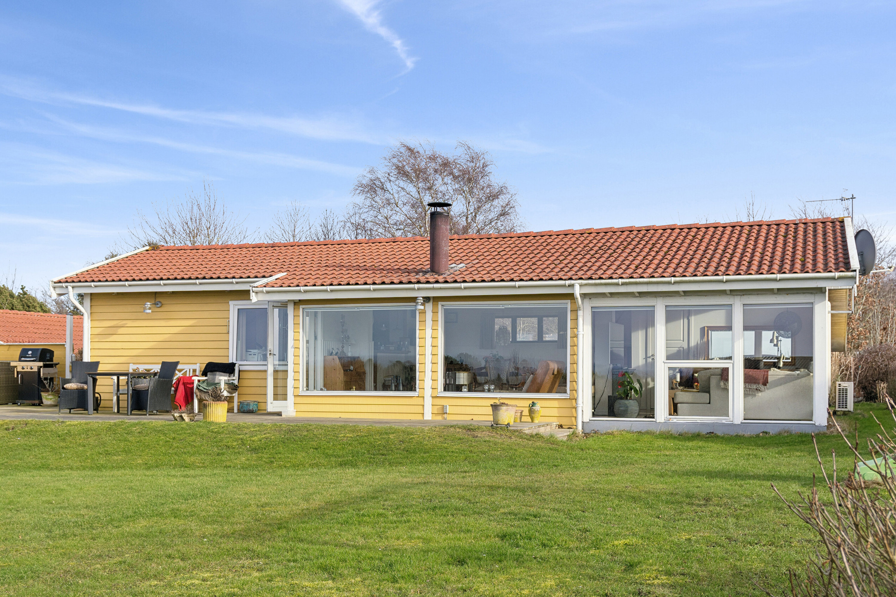 Fremhævet set fra haven billede i fuldskærmstilstand. Billede af Kløverbakken 5, Ordrup, 4540 Fårevejle