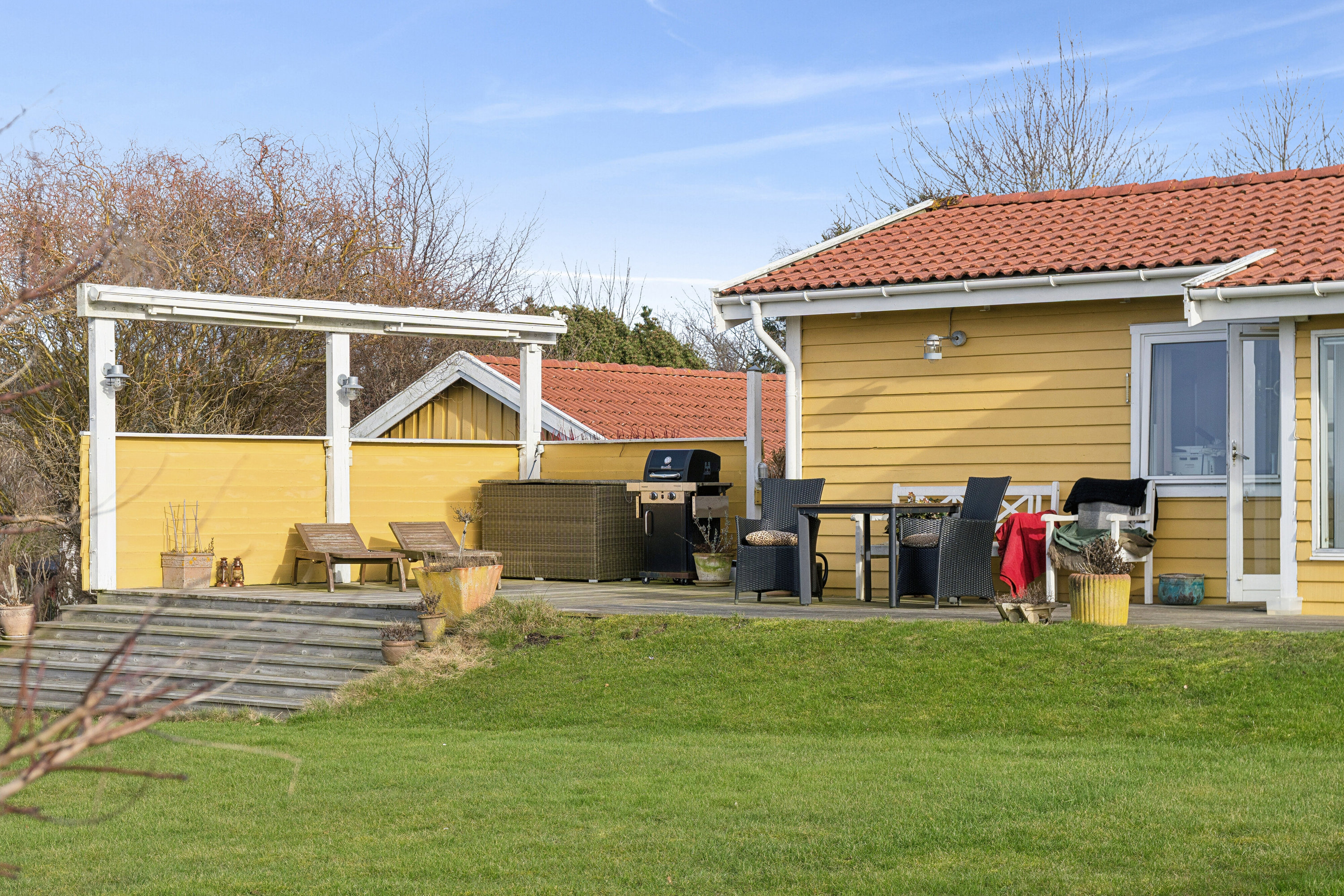 Fremhævet set fra haven billede i fuldskærmstilstand. Billede af Kløverbakken 5, Ordrup, 4540 Fårevejle