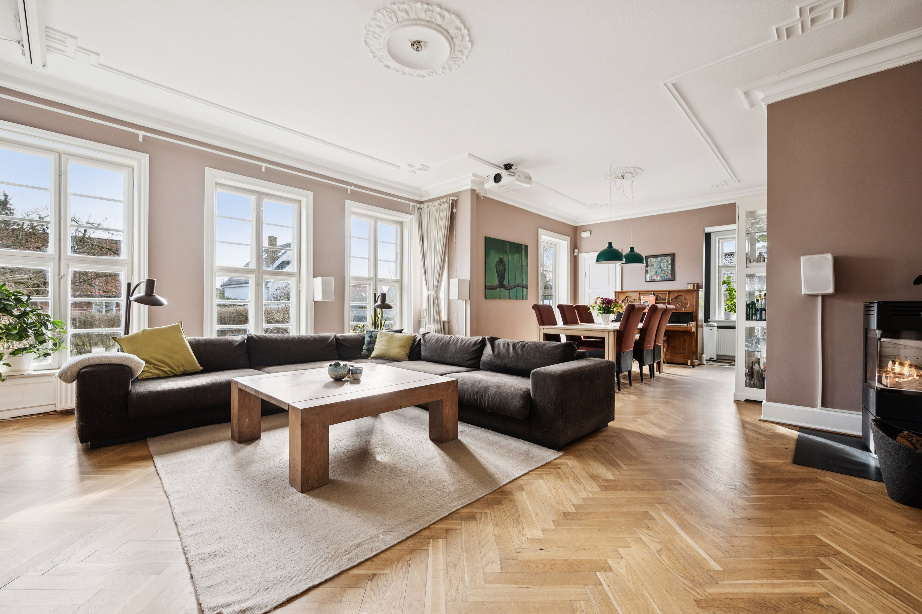 Fremhævet stue billede i fuldskærmstilstand. Billede af Bogenæsvej 3, 2700 Brønshøj