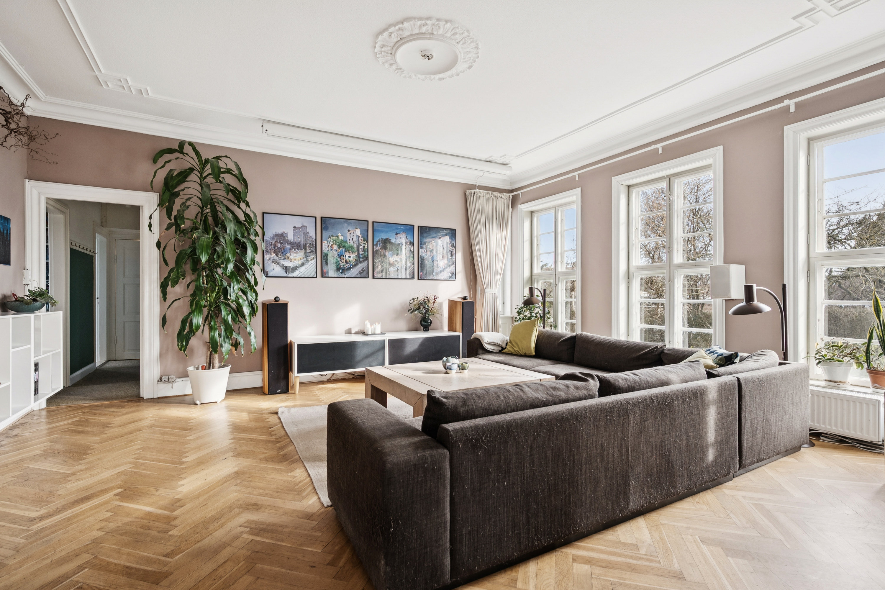 Fremhævet stue billede i fuldskærmstilstand. Billede af Bogenæsvej 3, 2700 Brønshøj