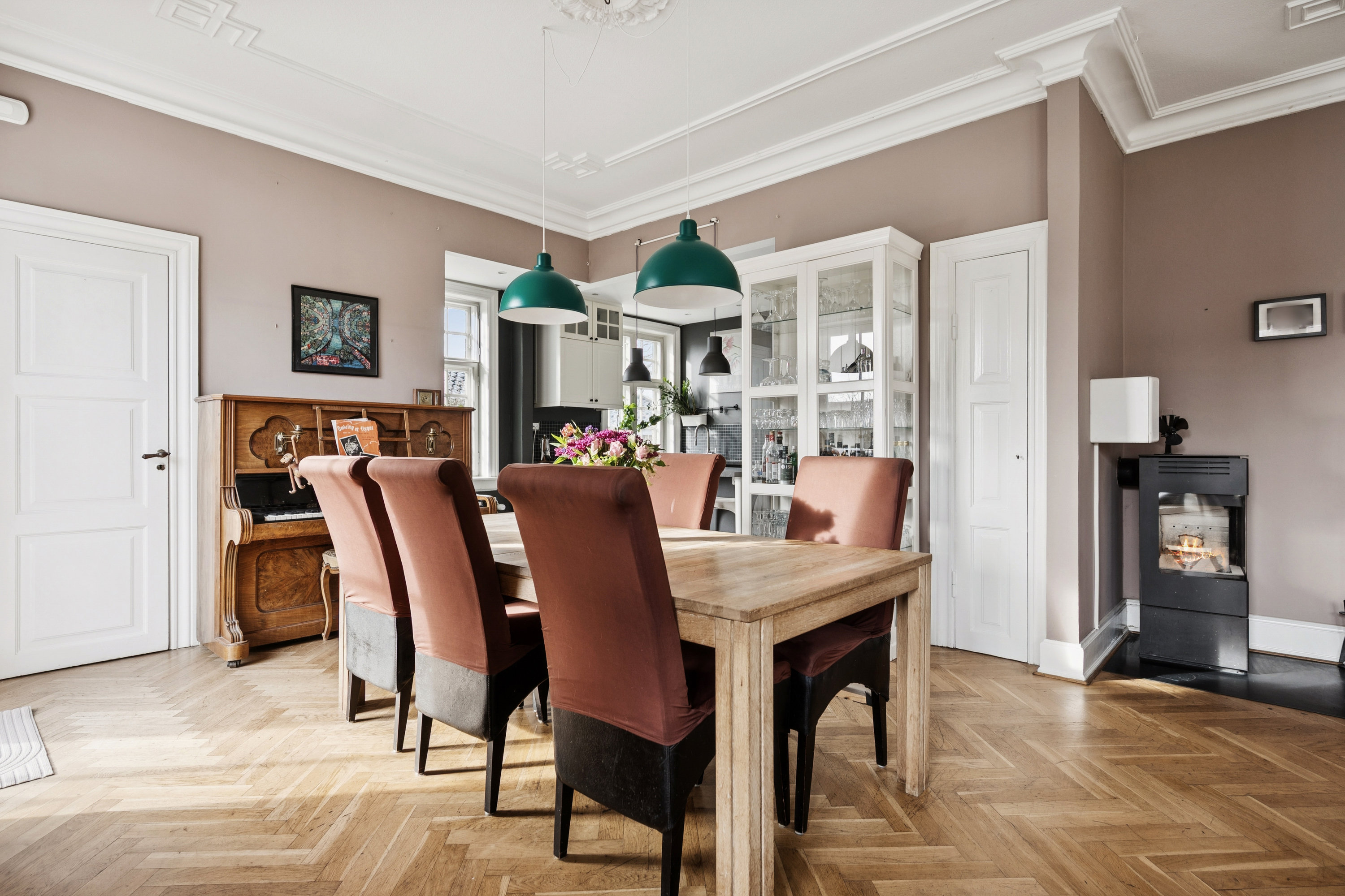 Fremhævet stue billede i fuldskærmstilstand. Billede af Bogenæsvej 3, 2700 Brønshøj