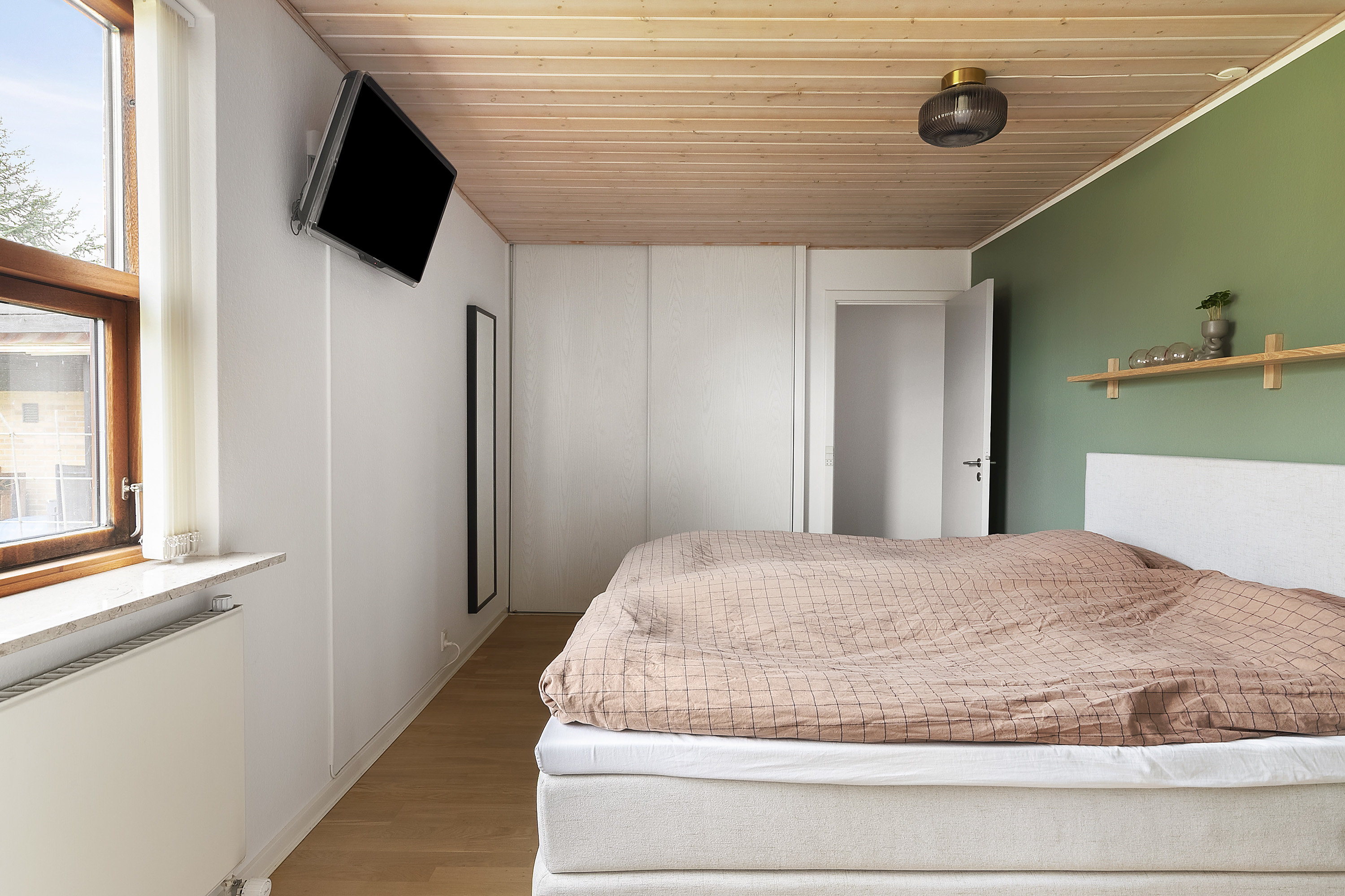 Fremhævet soveværelse billede i fuldskærmstilstand. Billede af Bjertrupvej 24, 8362 Hørning