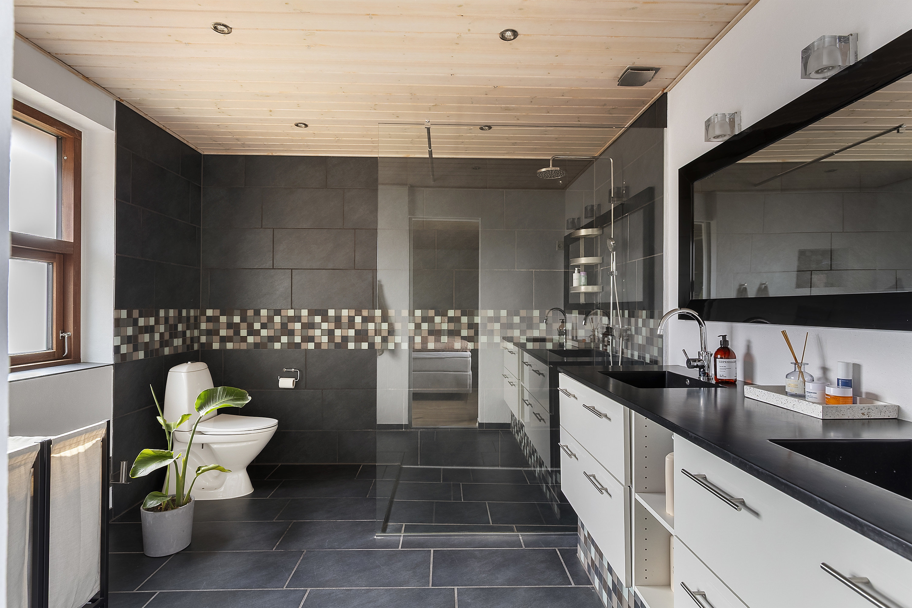 Fremhævet badeværelse billede i fuldskærmstilstand. Billede af Bjertrupvej 24, 8362 Hørning