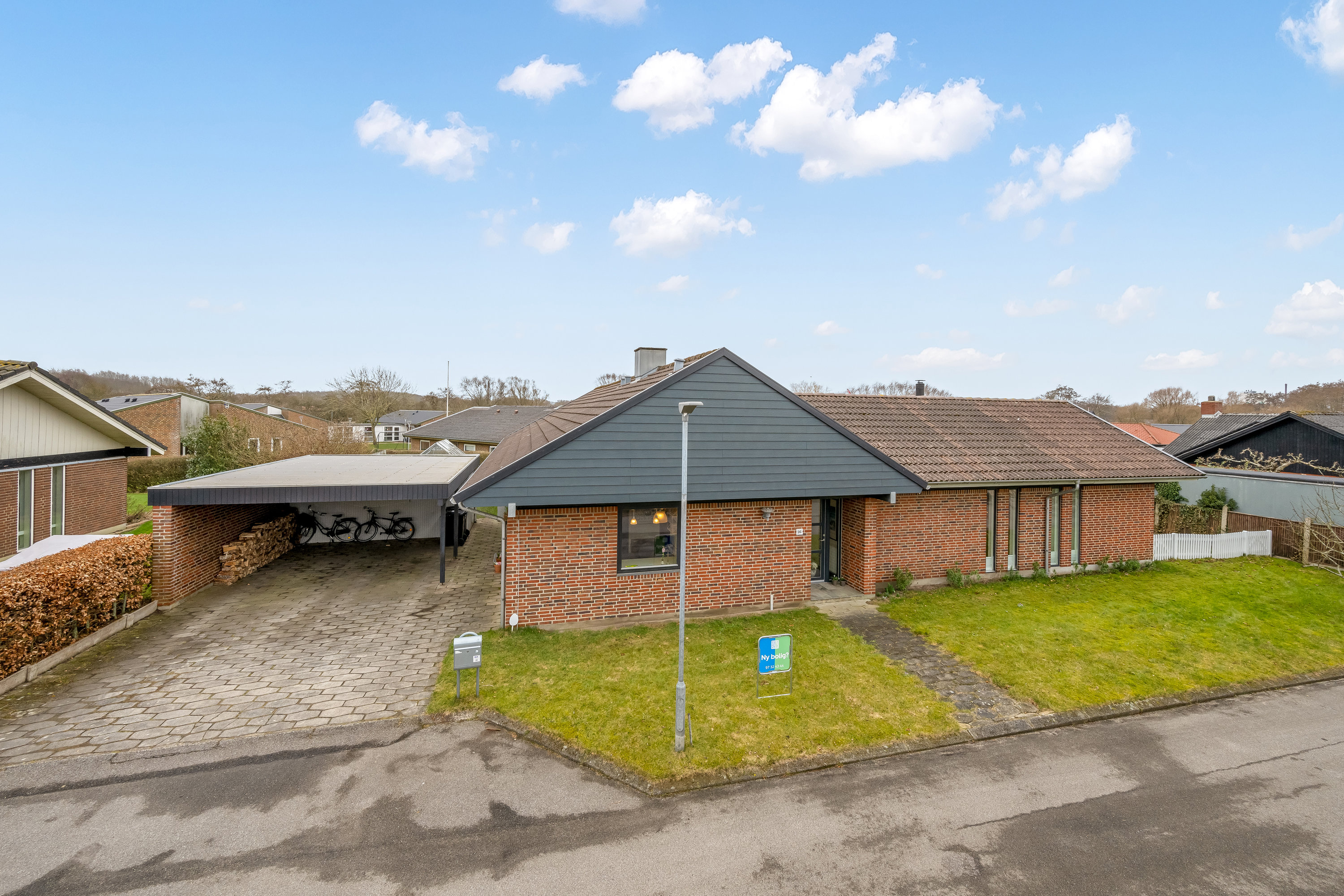 Fremhævet facade billede i fuldskærmstilstand. Billede af Blomstervænget 26, Rindum, 6950 Ringkøbing