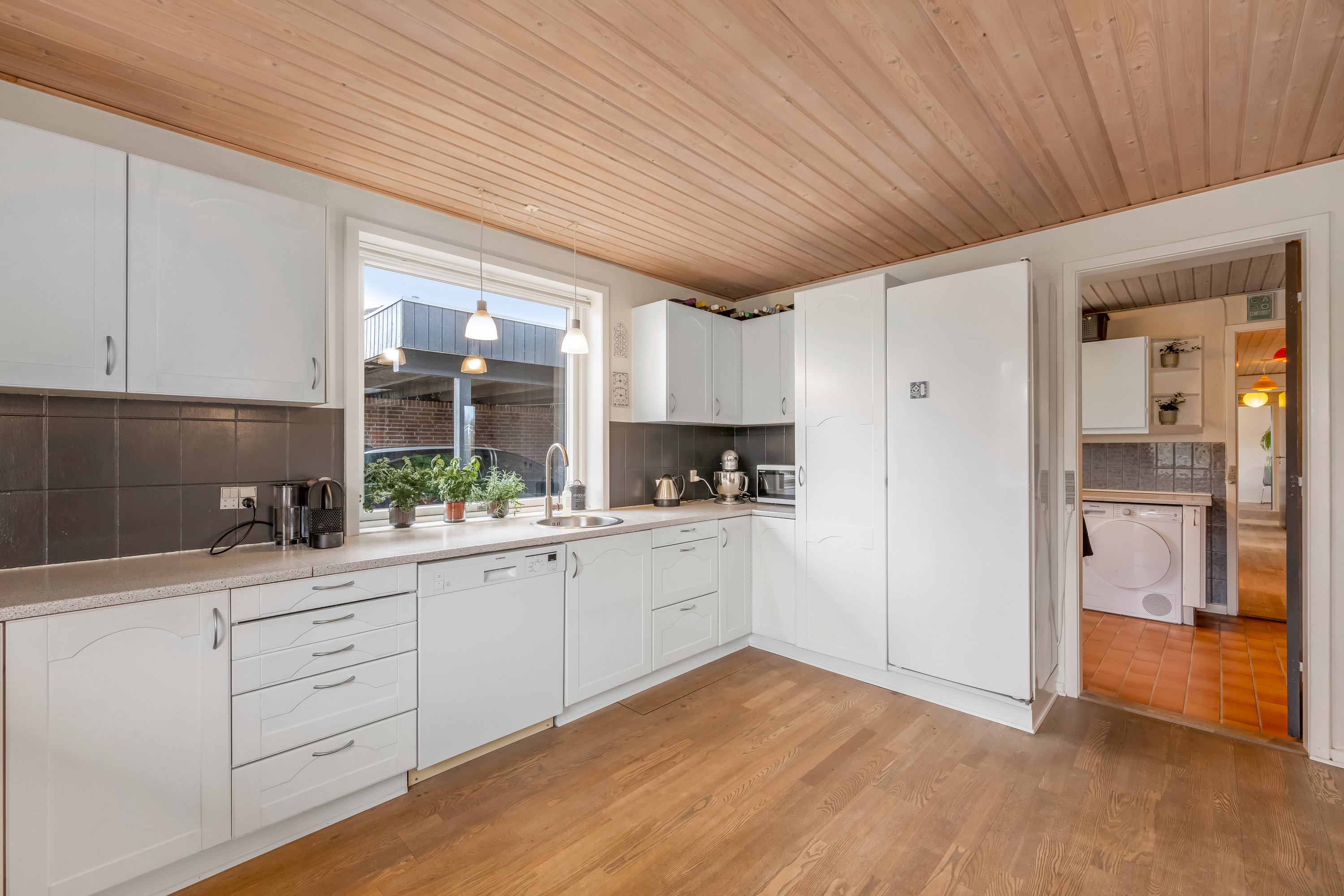 Fremhævet køkken billede i fuldskærmstilstand. Billede af Blomstervænget 26, Rindum, 6950 Ringkøbing