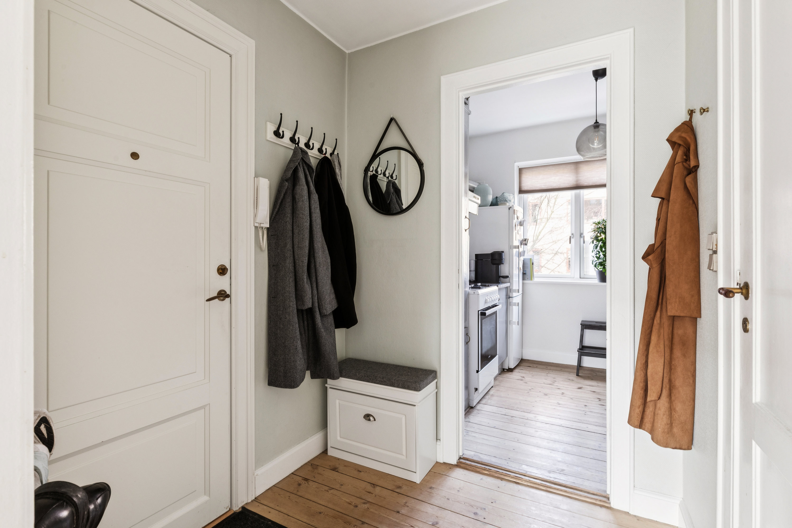 Fremhævet entré billede i fuldskærmstilstand. Billede af Langdraget 29, 1. tv., 2720 Vanløse