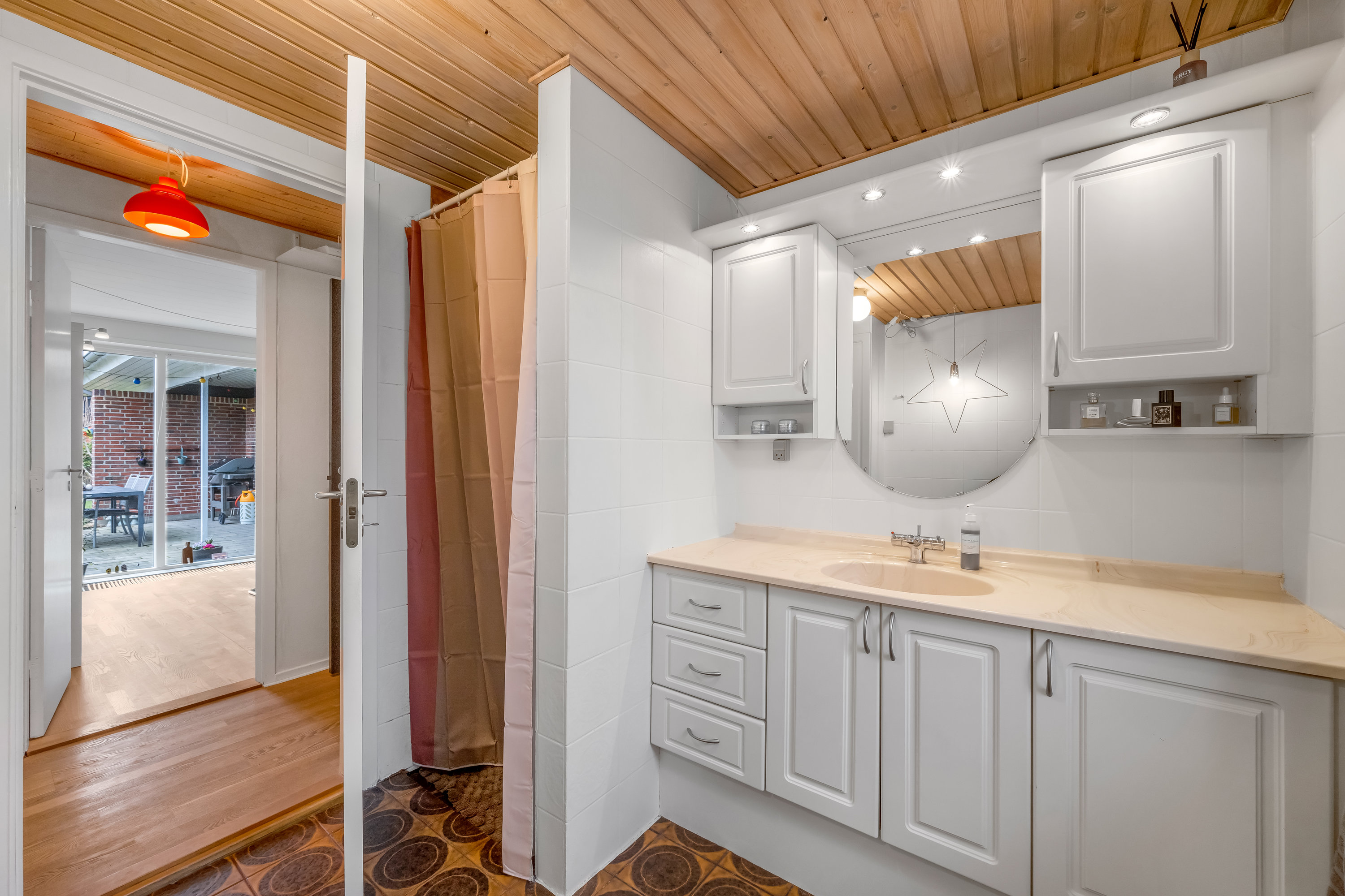 Fremhævet badeværelse billede i fuldskærmstilstand. Billede af Blomstervænget 26, Rindum, 6950 Ringkøbing