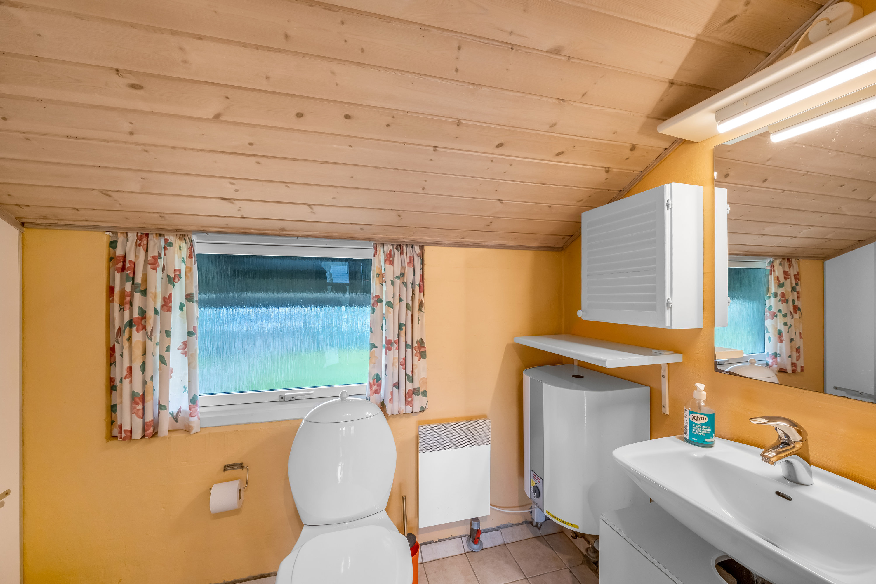 Fremhævet toilet billede i fuldskærmstilstand. Billede af Vester Fælled 178, 6893 Hemmet