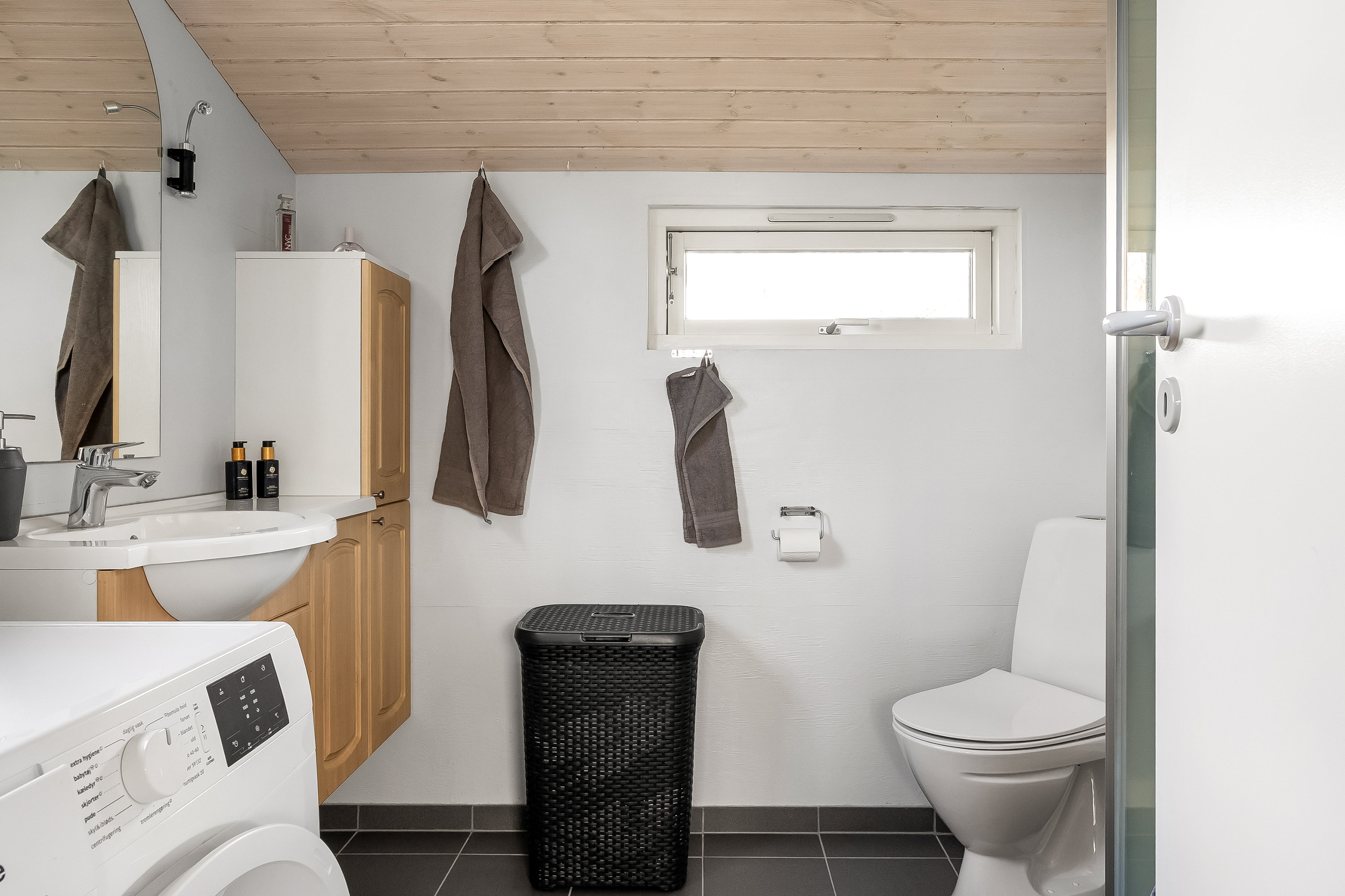 Fremhævet badeværelse billede i fuldskærmstilstand. Billede af Hvilehøj Sidevej 13, Dalby Huse, 3630 Jægerspris