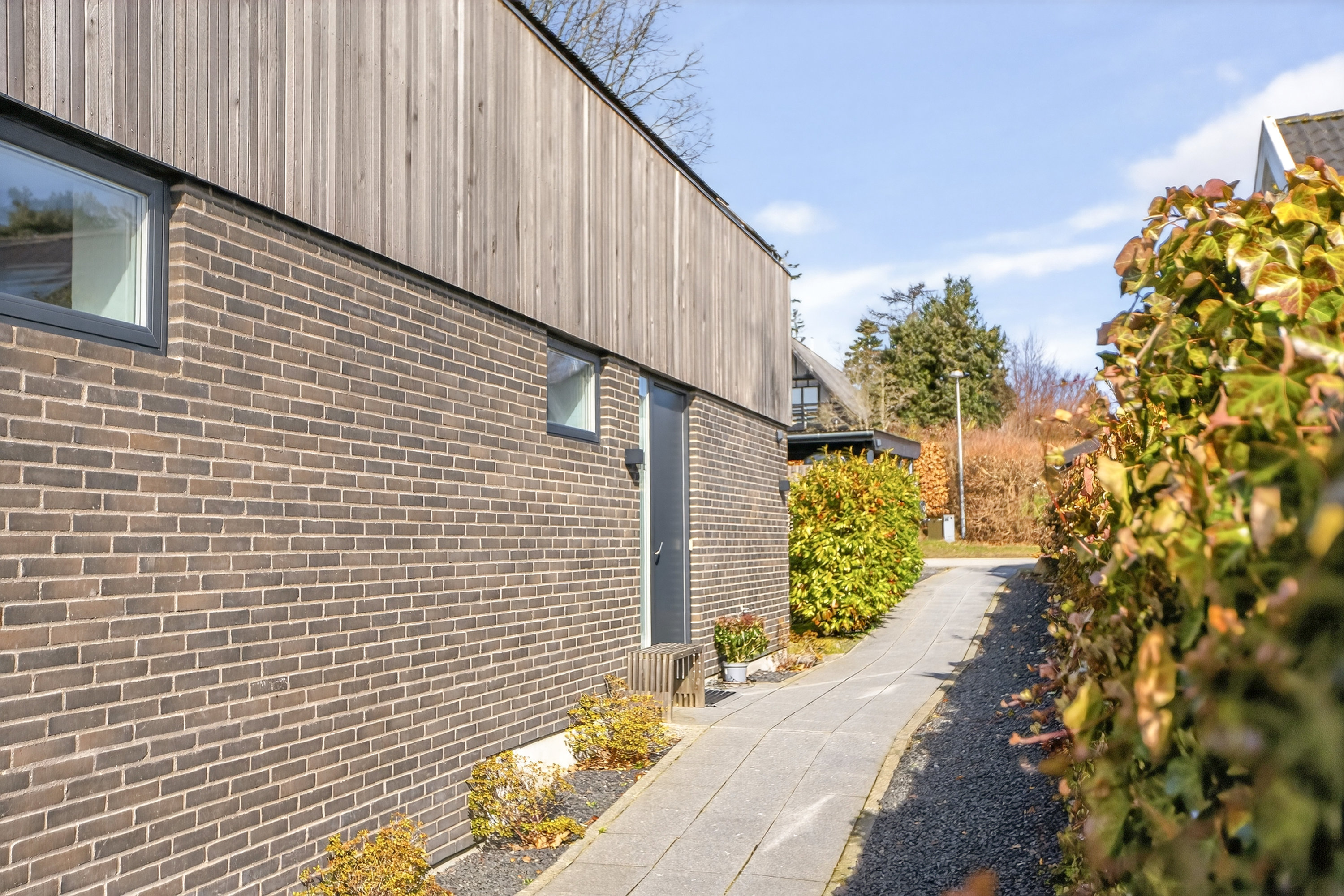 Fremhævet facade billede i fuldskærmstilstand. Billede af Tranemosevej 64, 2750 Ballerup