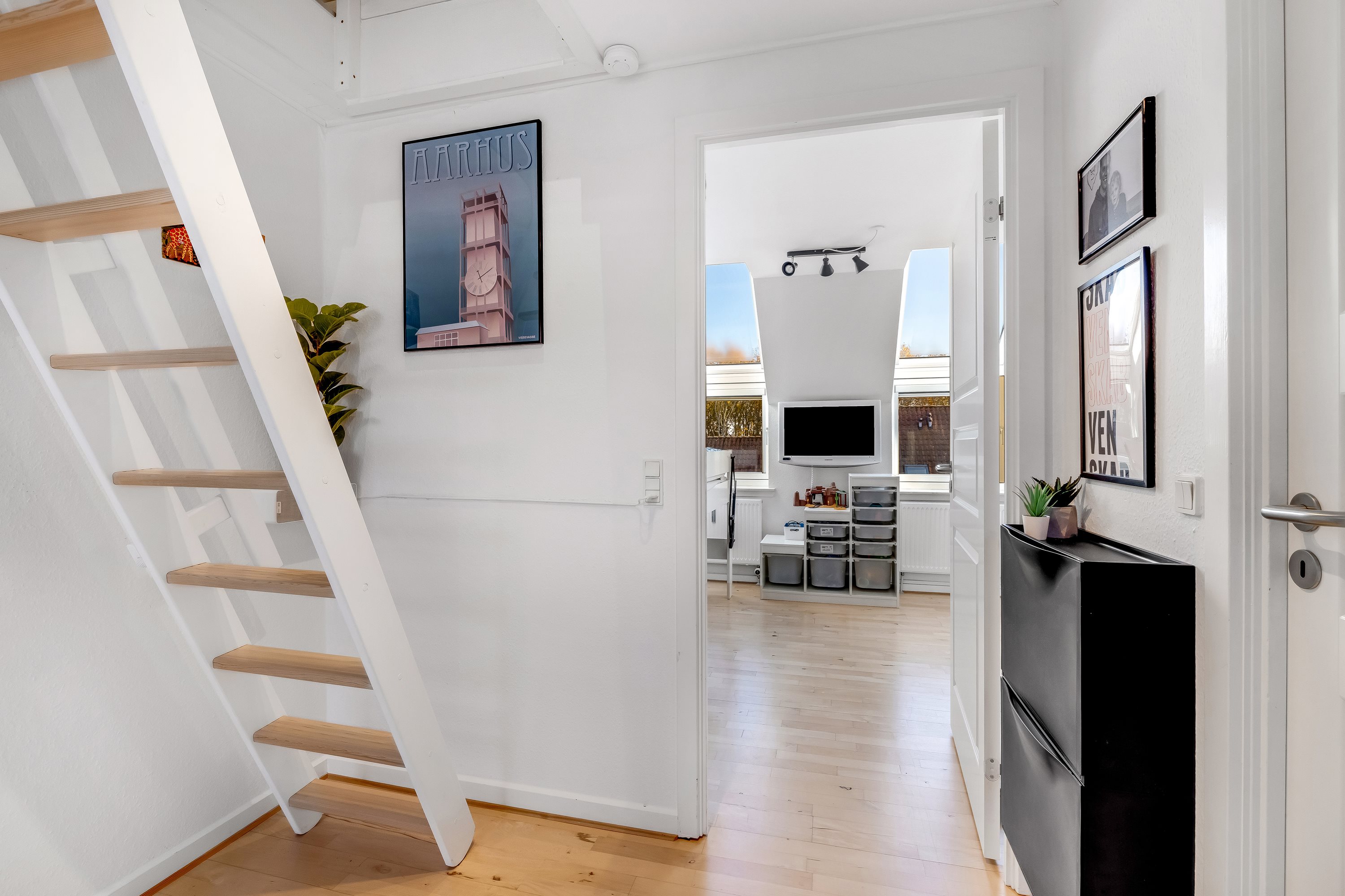 Fremhævet gang billede i fuldskærmstilstand. Billede af Søskrænten 54, Stavtrup, 8260 Viby J