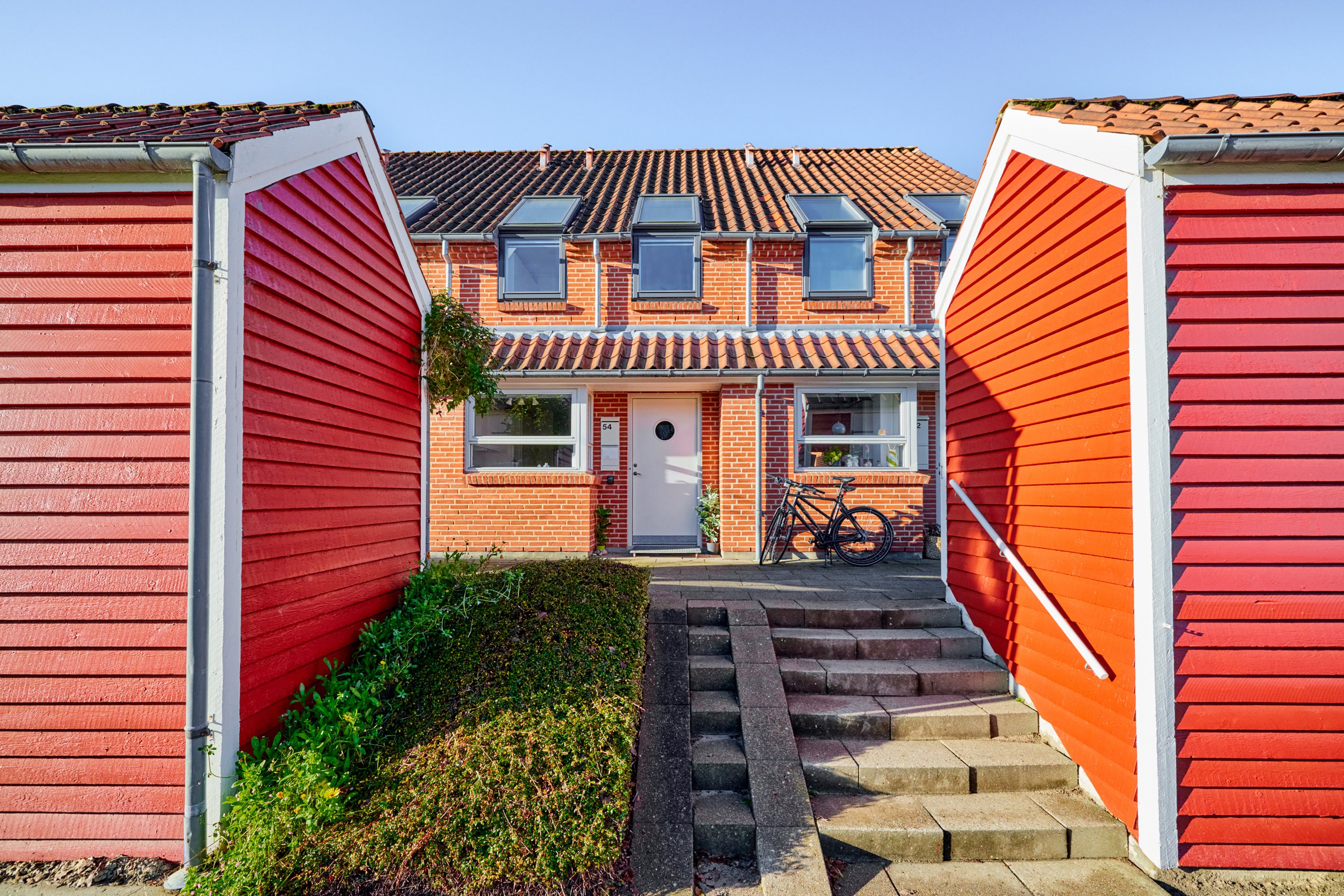 Fremhævet set fra vejen billede i fuldskærmstilstand. Billede af Søskrænten 54, Stavtrup, 8260 Viby J