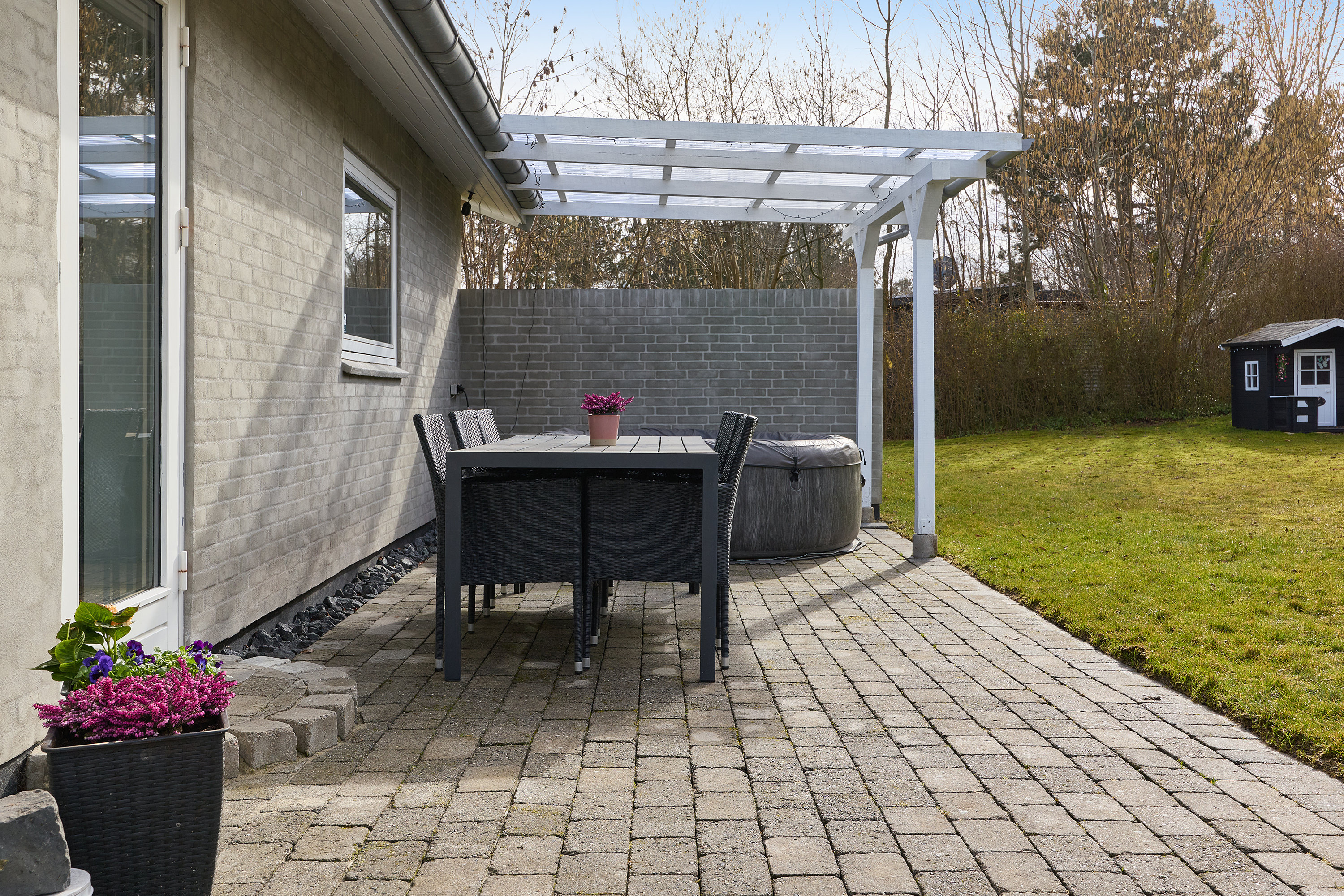 Fremhævet terrasse billede i fuldskærmstilstand. Billede af Birkeengen 42, 4040 Jyllinge