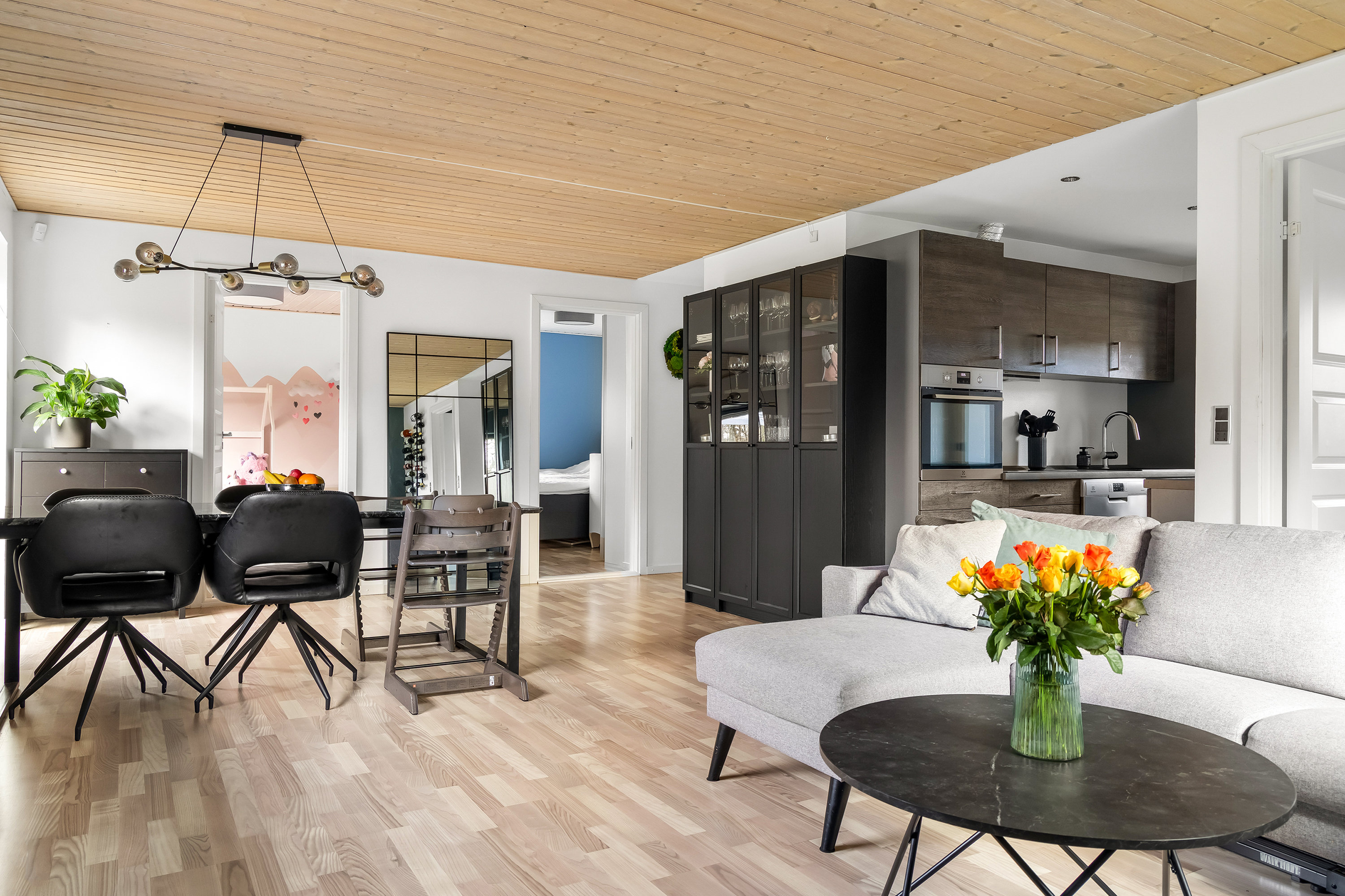 Fremhævet stue billede i fuldskærmstilstand. Billede af Birkeengen 42, 4040 Jyllinge