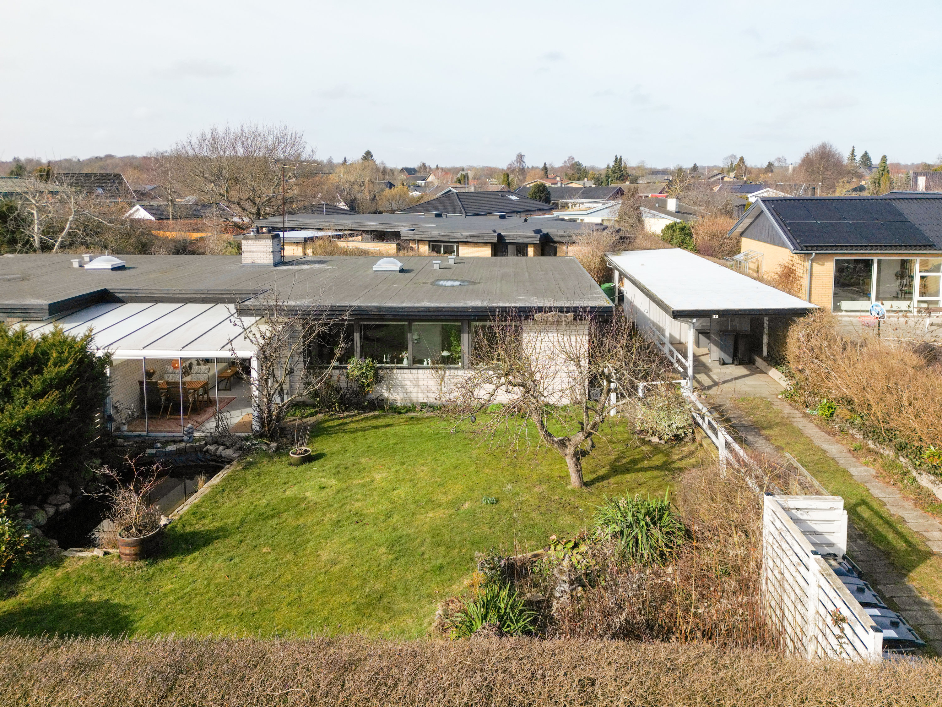 Fremhævet facade billede i fuldskærmstilstand. Billede af Lerholmvej 12, 2750 Ballerup