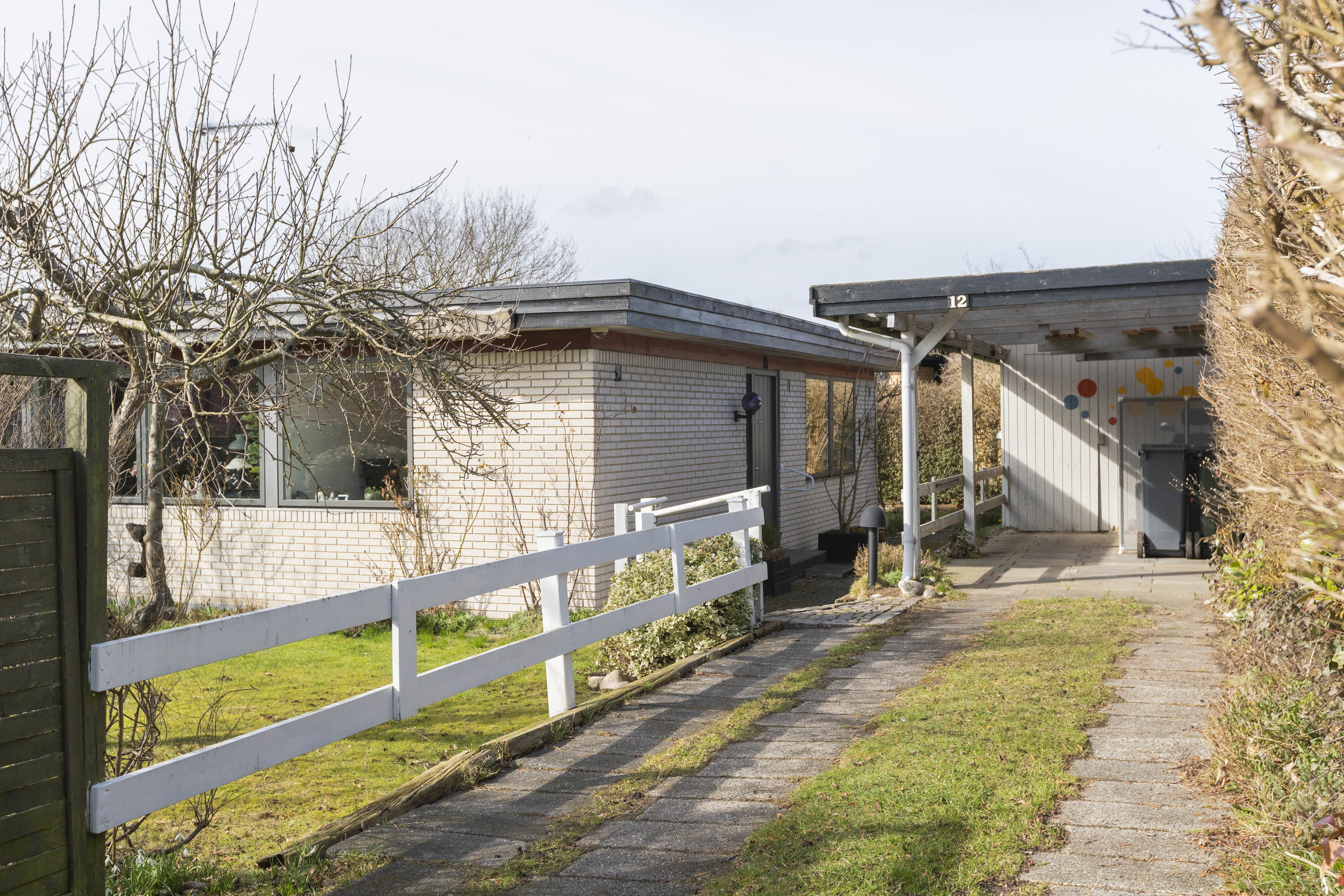 Fremhævet facade billede i fuldskærmstilstand. Billede af Lerholmvej 12, 2750 Ballerup