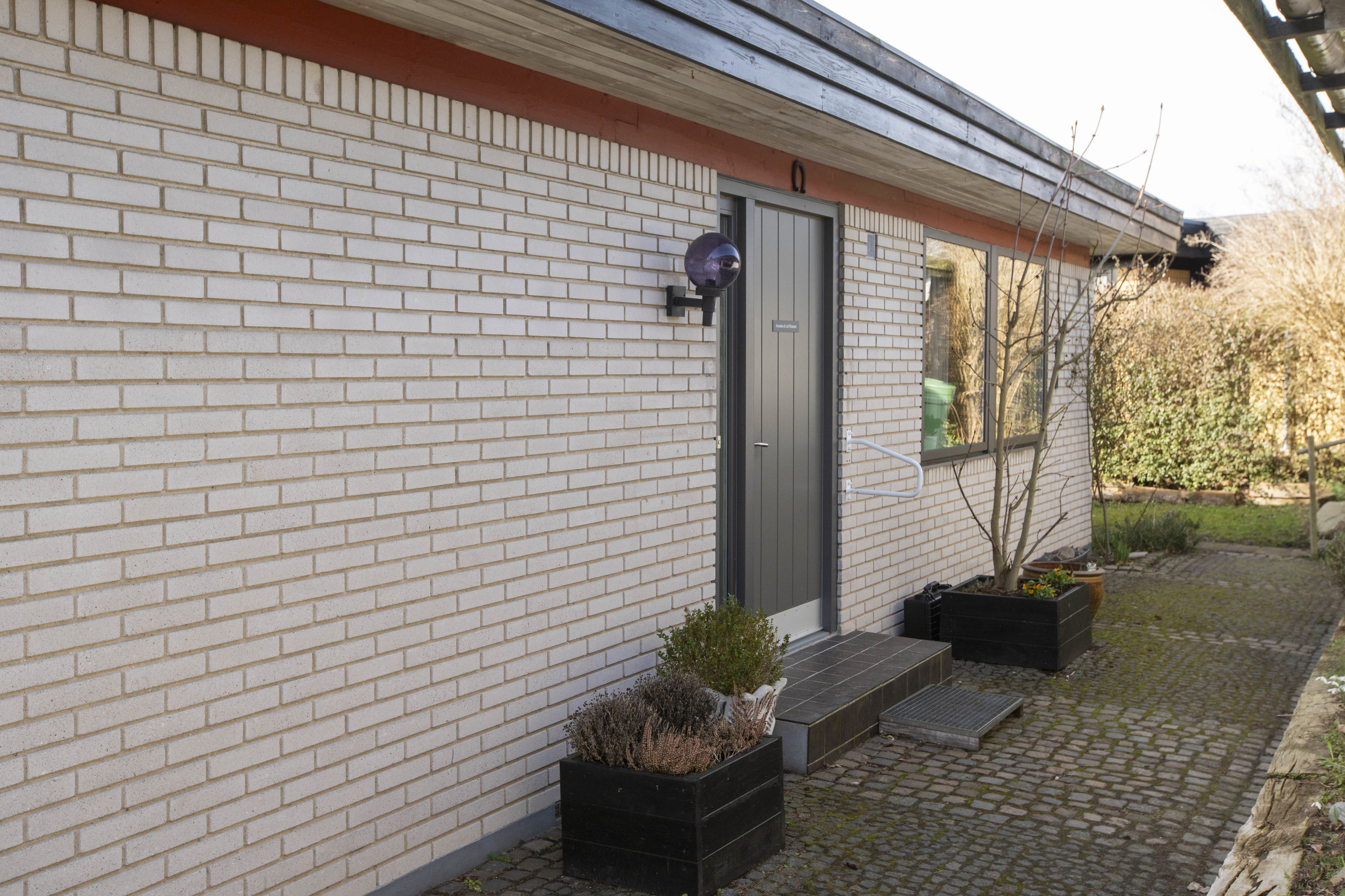 Fremhævet facade billede i fuldskærmstilstand. Billede af Lerholmvej 12, 2750 Ballerup