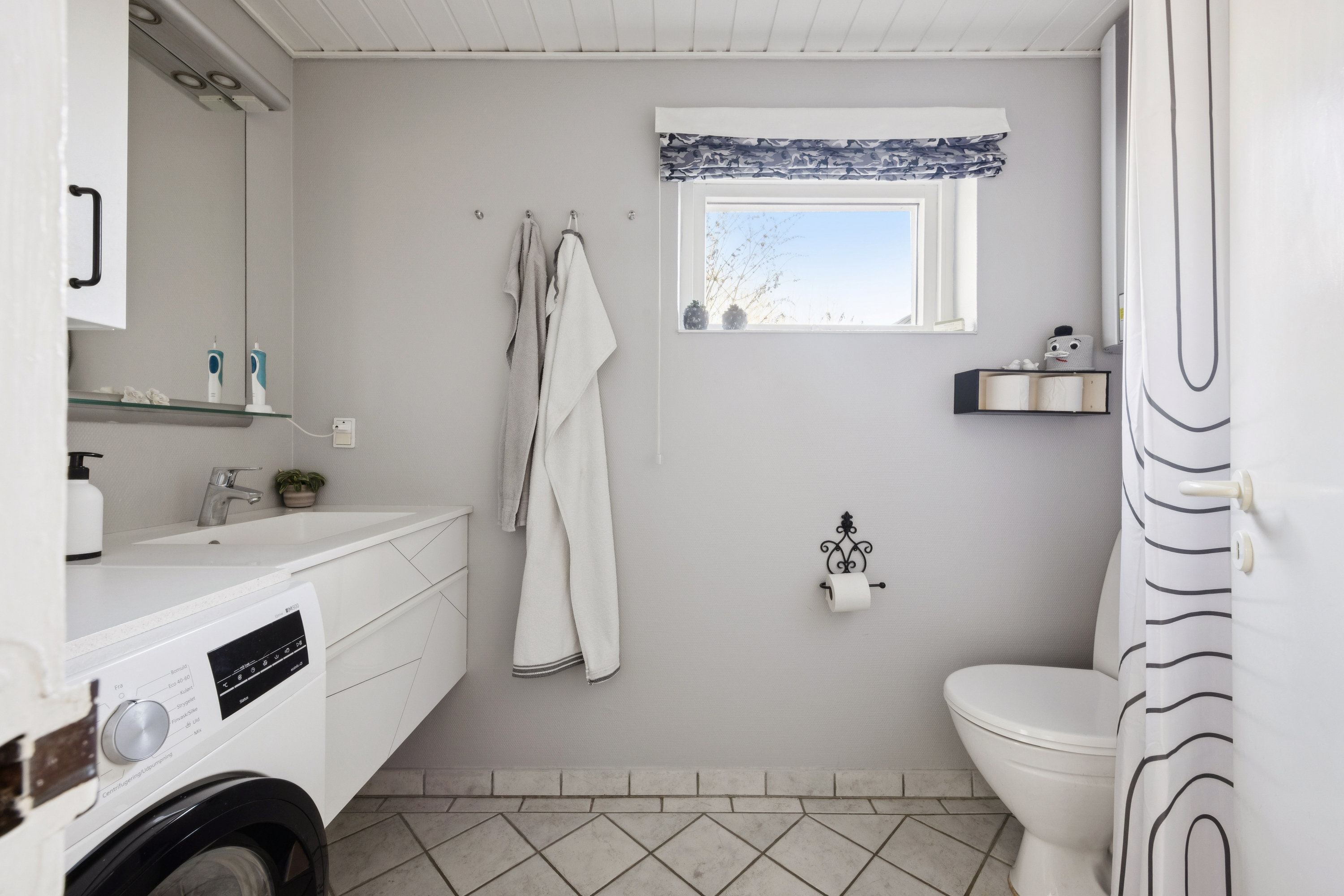 Fremhævet badeværelse billede i fuldskærmstilstand. Billede af Langager 25, 4673 Rødvig Stevns