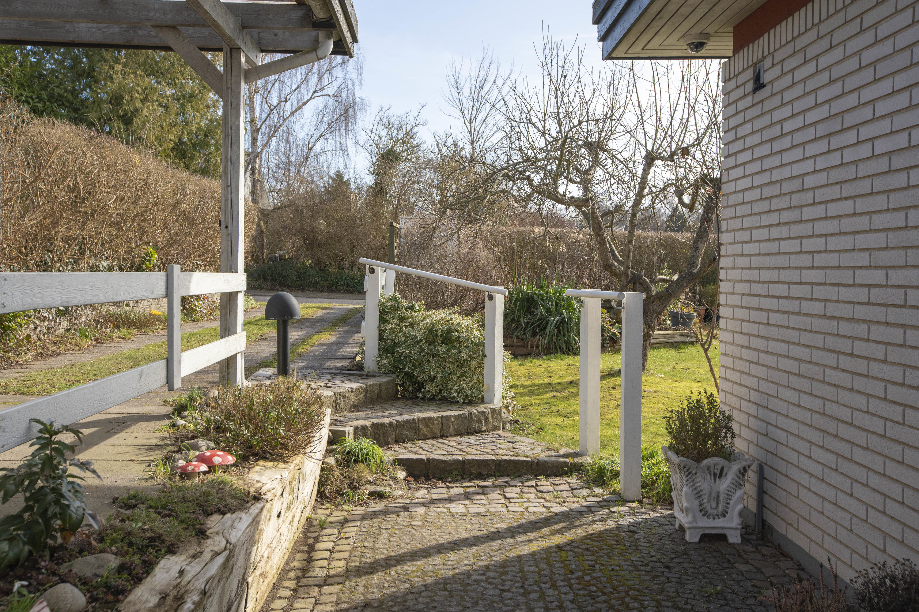 Fremhævet facade billede i fuldskærmstilstand. Billede af Lerholmvej 12, 2750 Ballerup